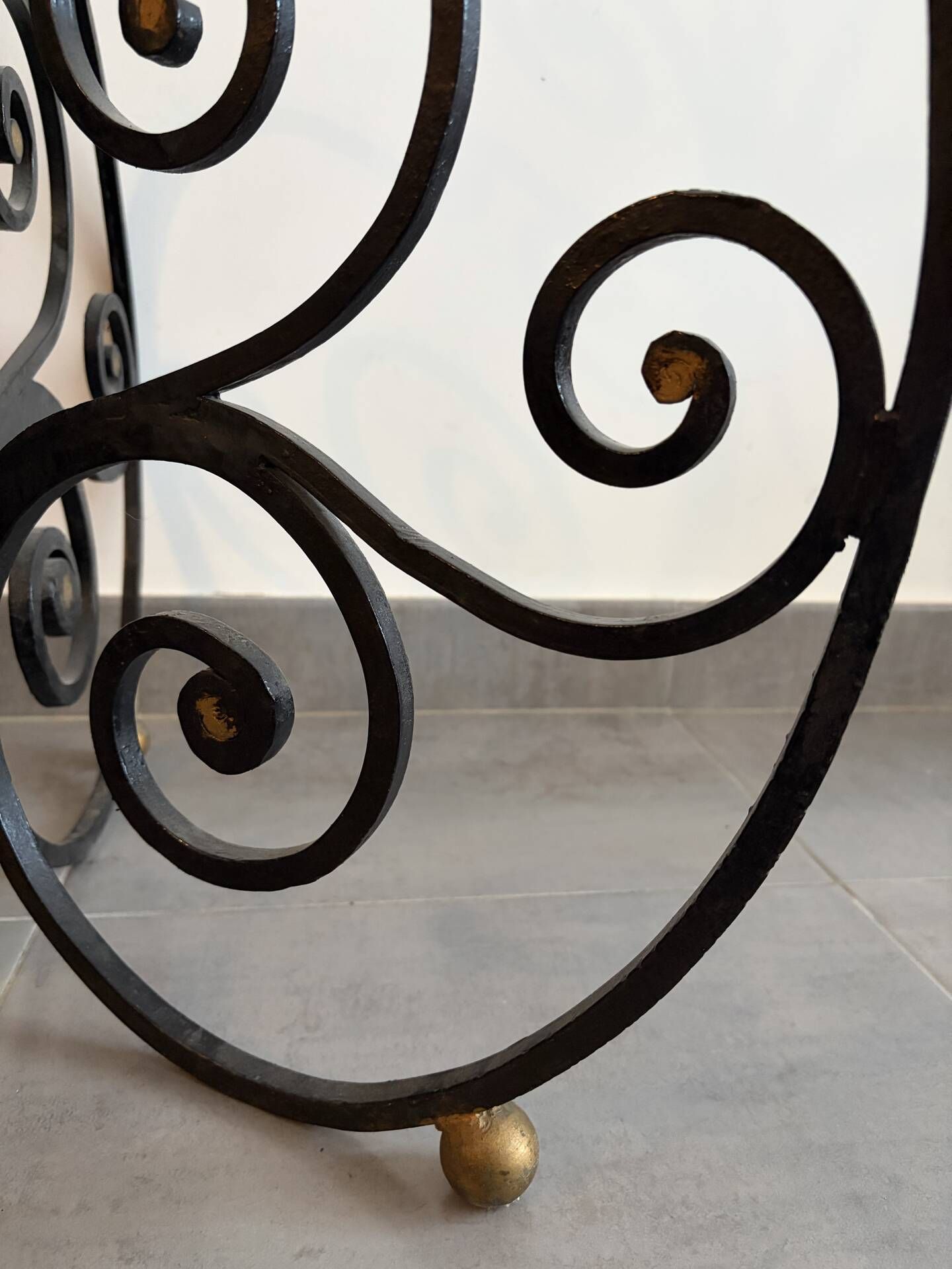 Vintage floor lamp in wrought iron and opaline.
