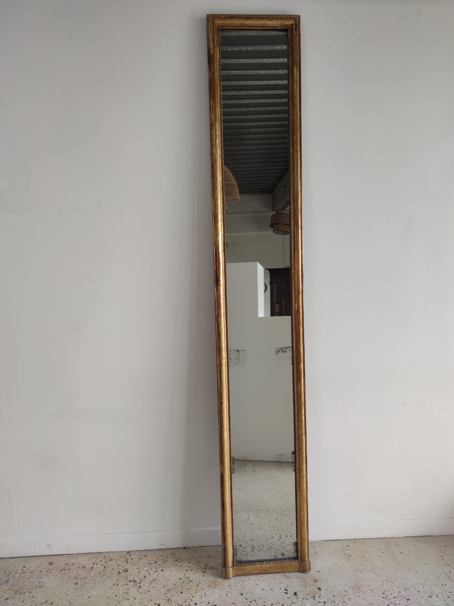 Long wooden mirror and gilded stucco with pearl rays H: 2m45 L: 40cm