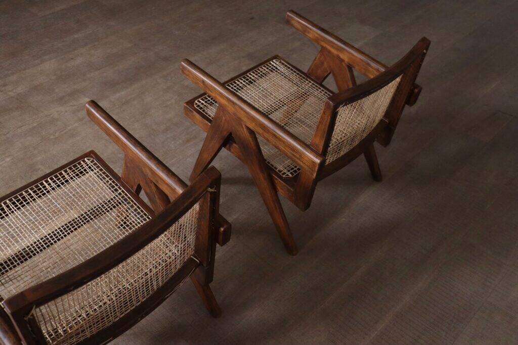 Chaises longues Pierre Jeanneret PJ-SI-29-A en teck et en rotin, années 1950.