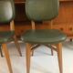 Lot de deux chaises vintage skai vert kaki