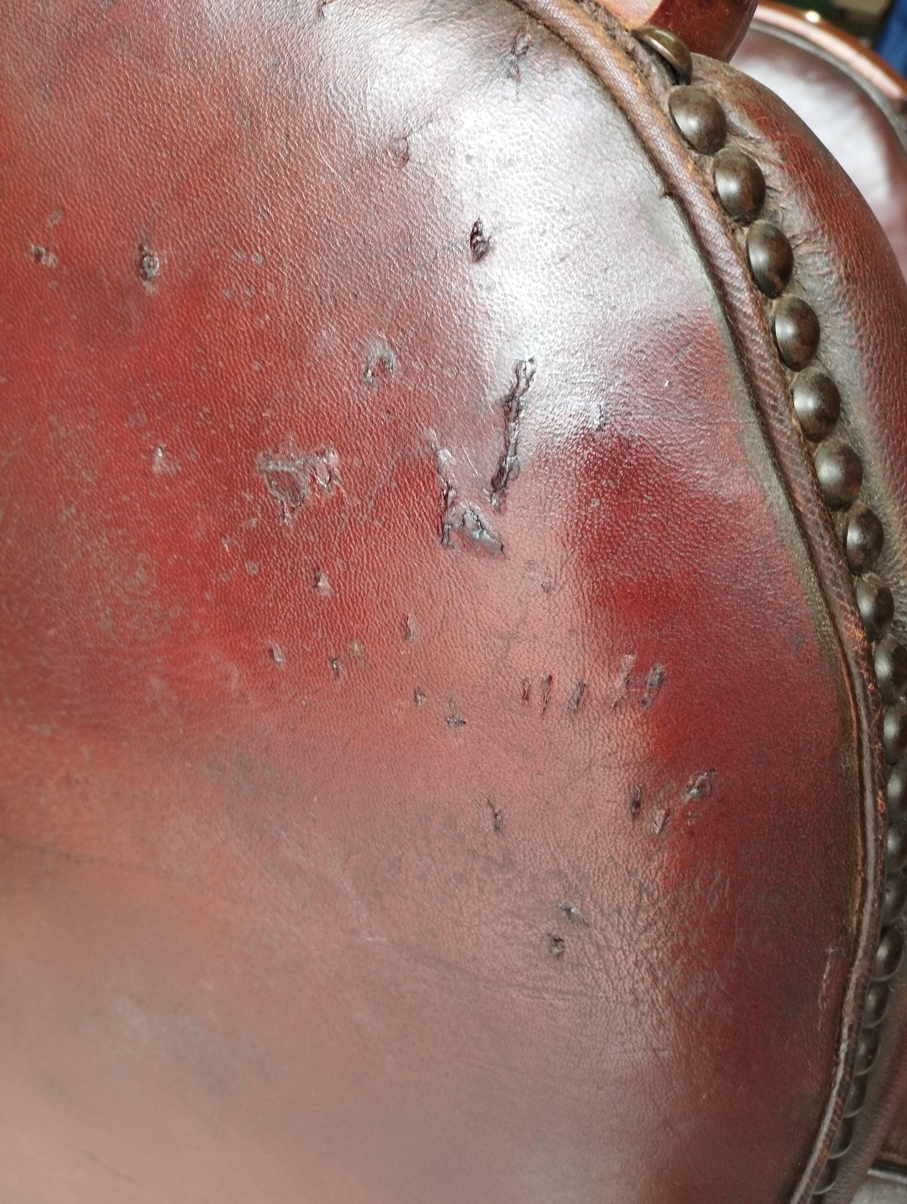 Paire de fauteuils art-déco en cuir