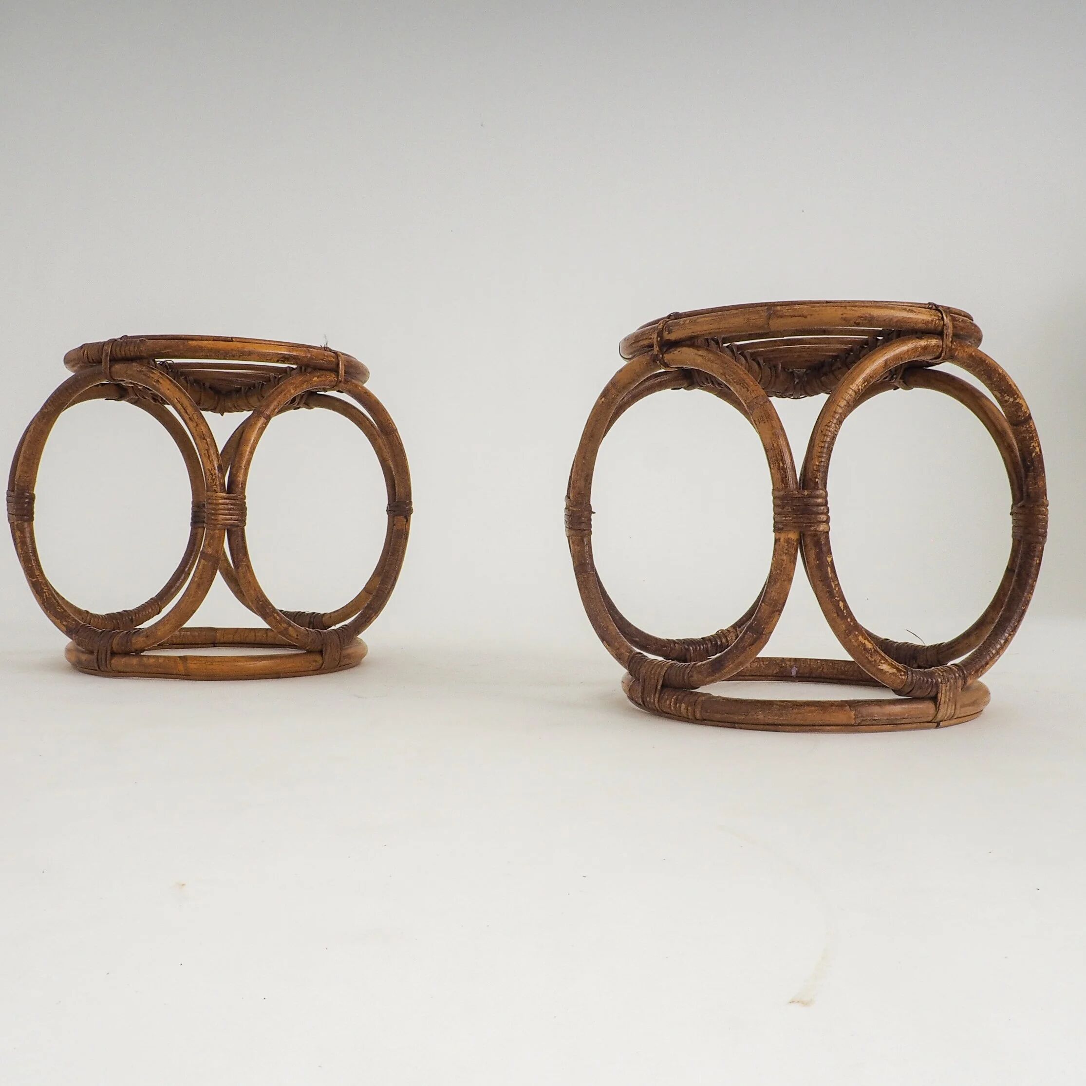 Paire de tabourets en rotin faits à la main vintage / tables d'appoint