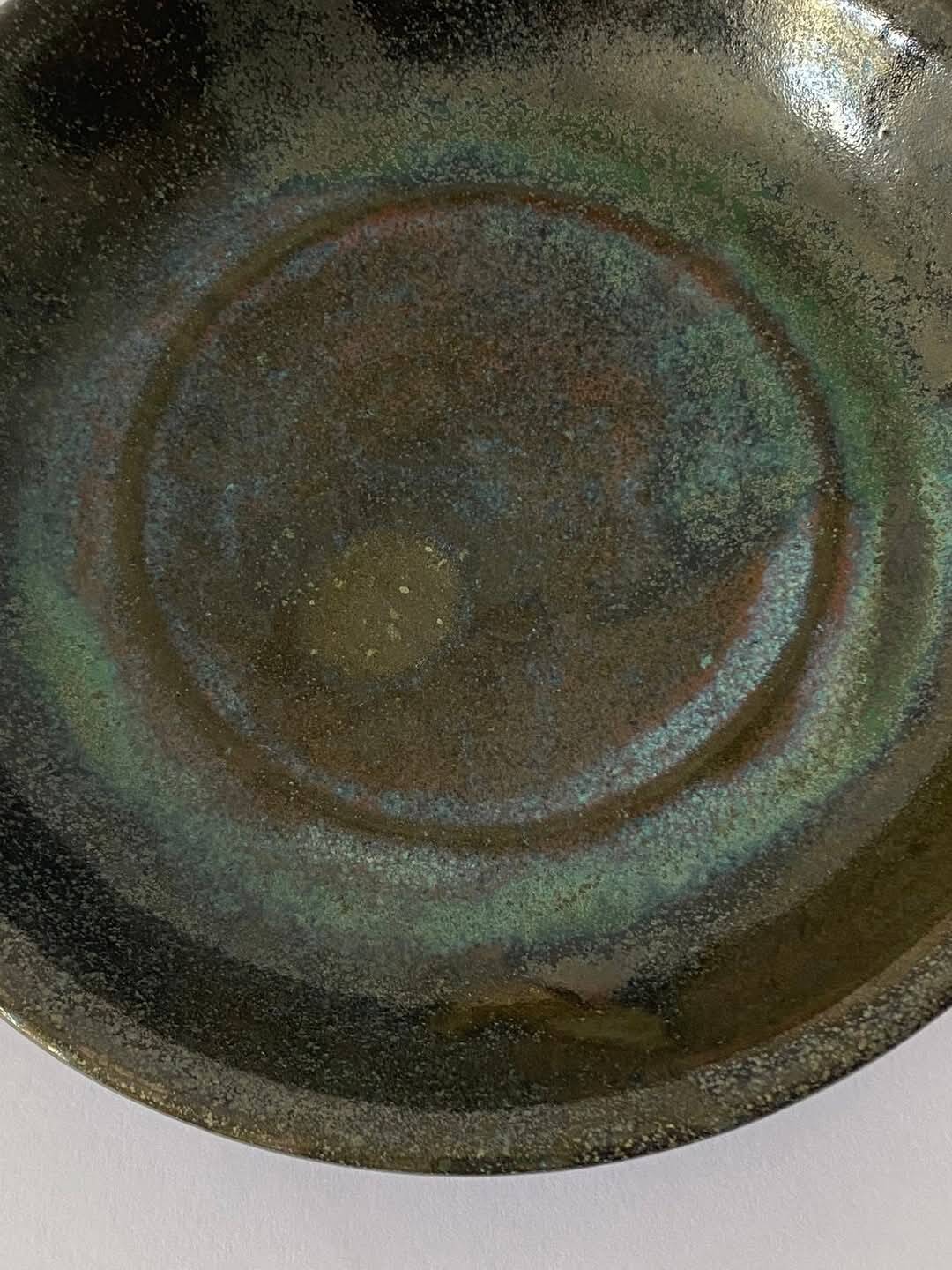 Coupe en céramique émaillée irisée