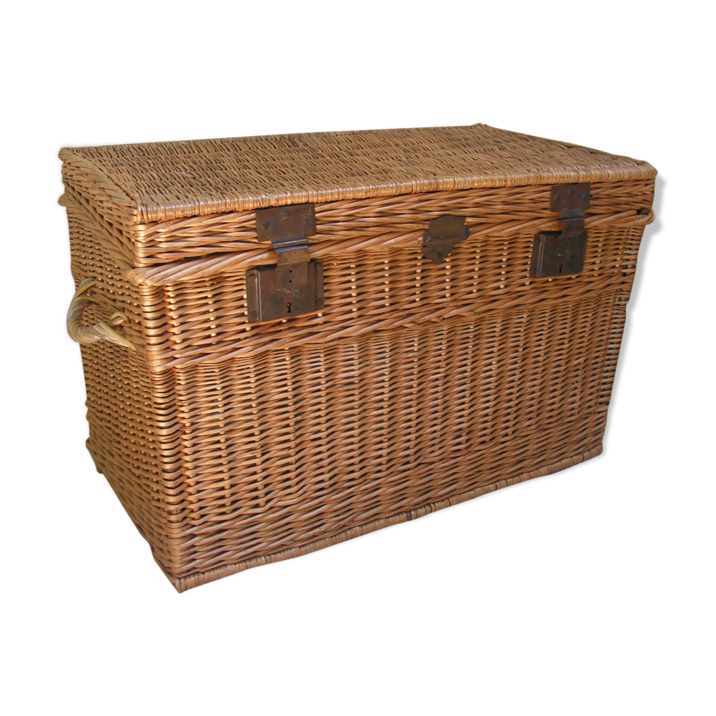 Wicker rattan trunk lined