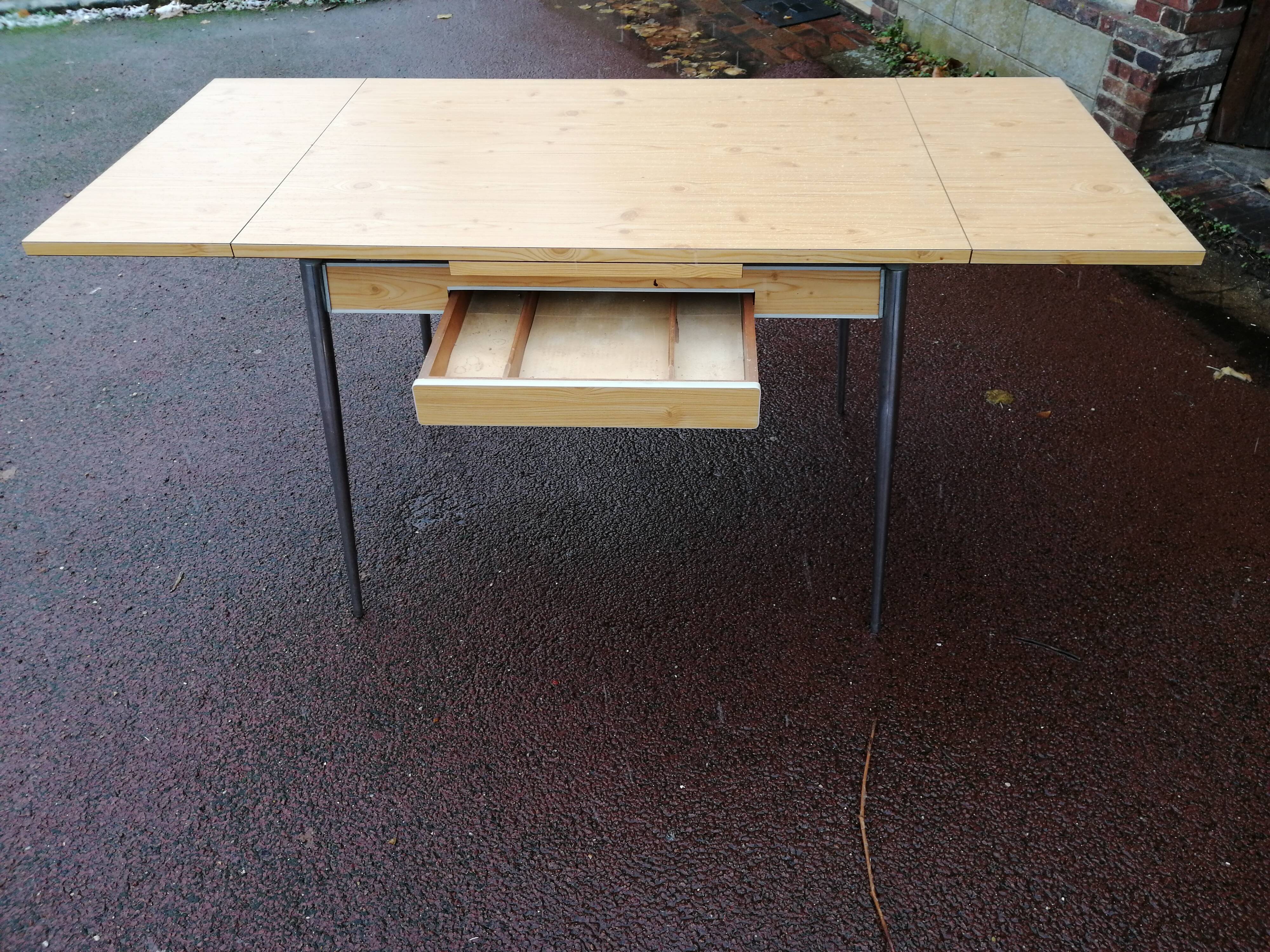 Table in formica