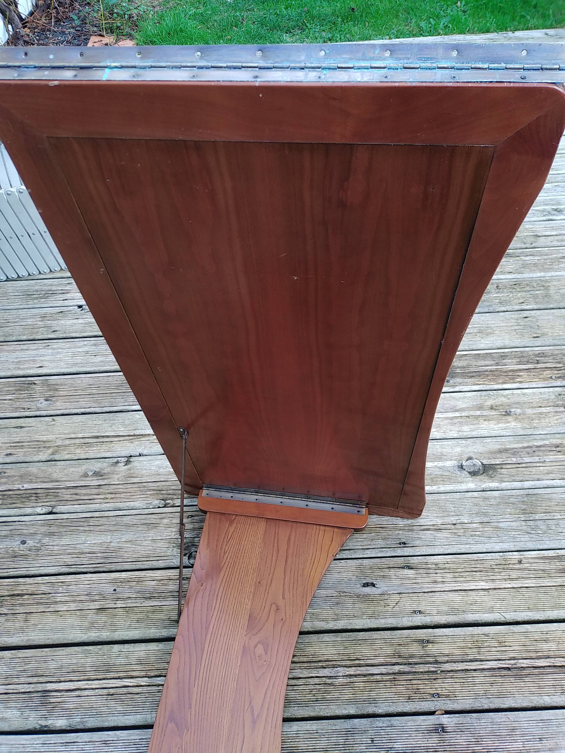 Wall-mounted writing table in cherry wood. retractable.