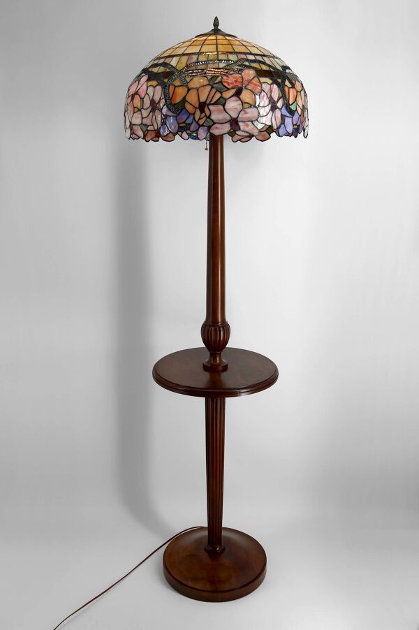 Lampadaire Art Déco en noyer sculpté et abat-jour de style Tiffany, circa 1