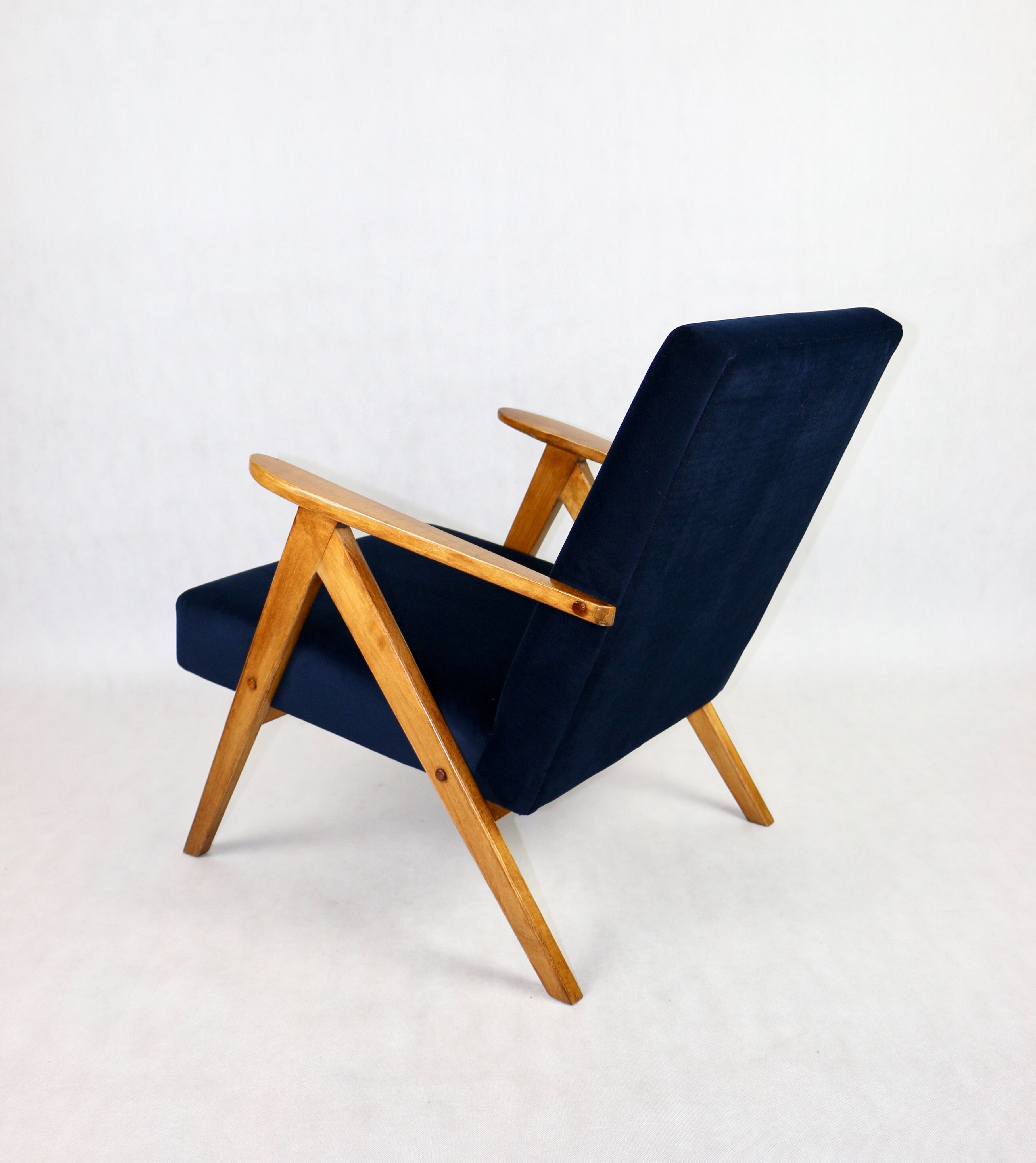 Fauteuil vintage en velours bleu marine Var, années 1970