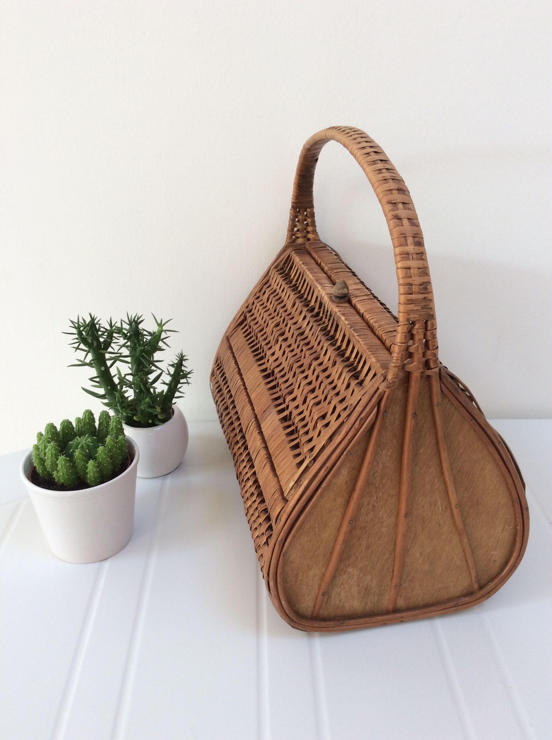 Basket in woven rattan from the 60's