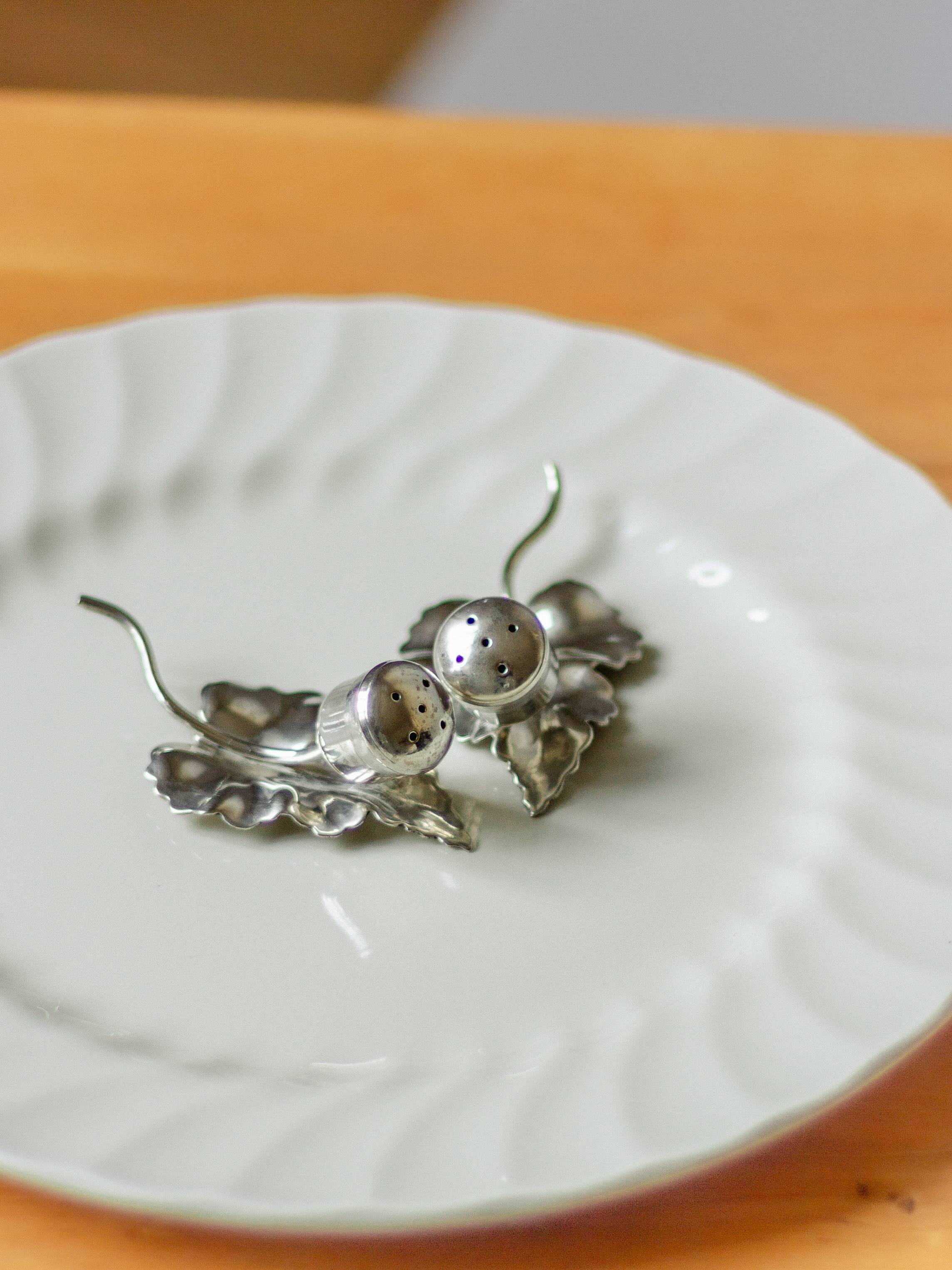 Set of a salt shaker and a pepper shaker in silver-plated metal, ENPS, England.