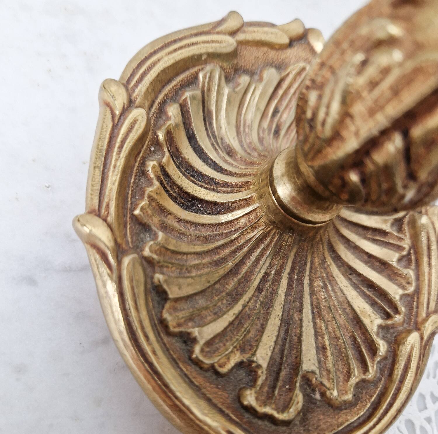 Petit bougeoir à main ancien en bronze doré