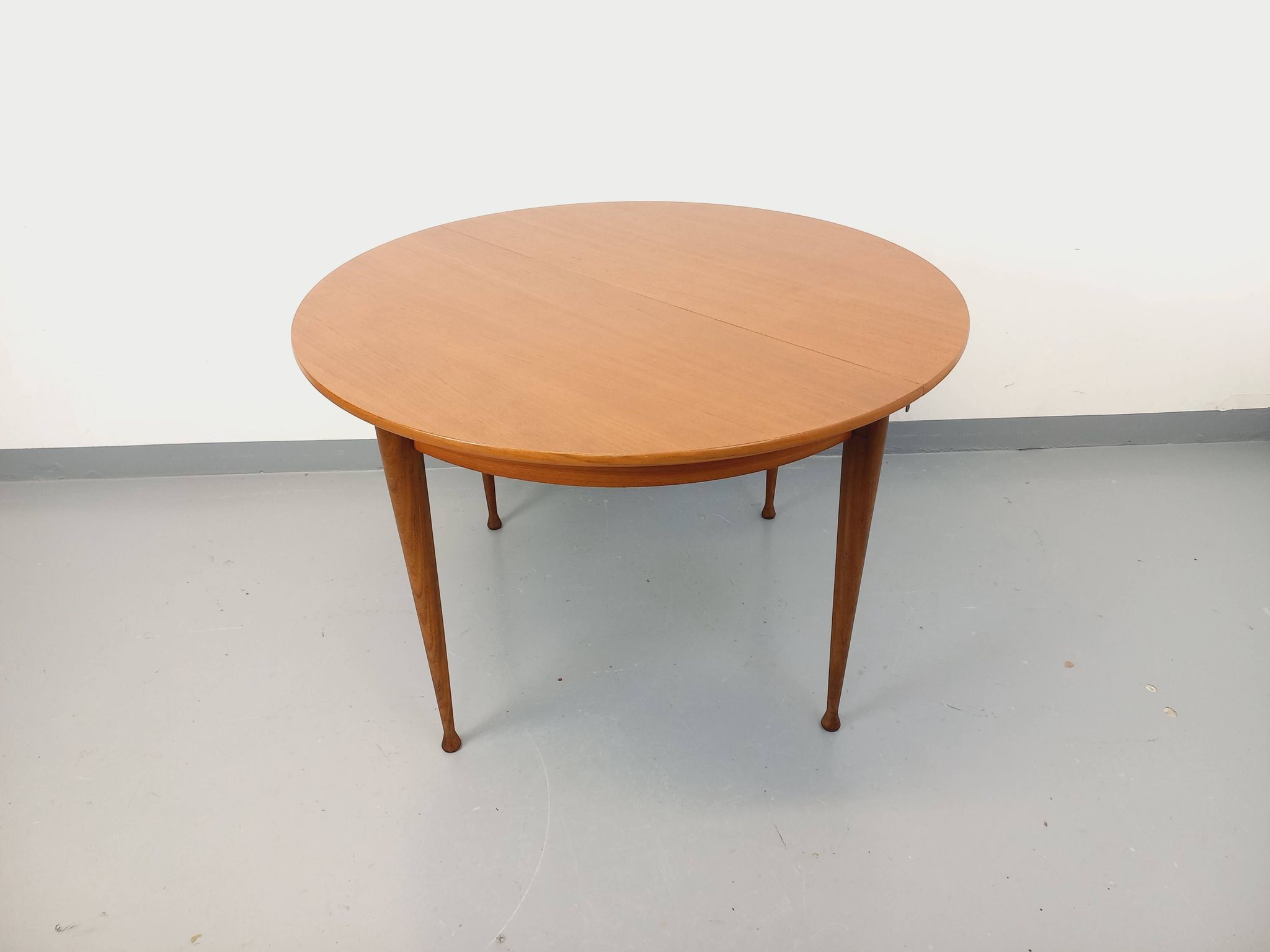 Round dining table in vintage Scandinavian style from the 50s and 60s in teak.