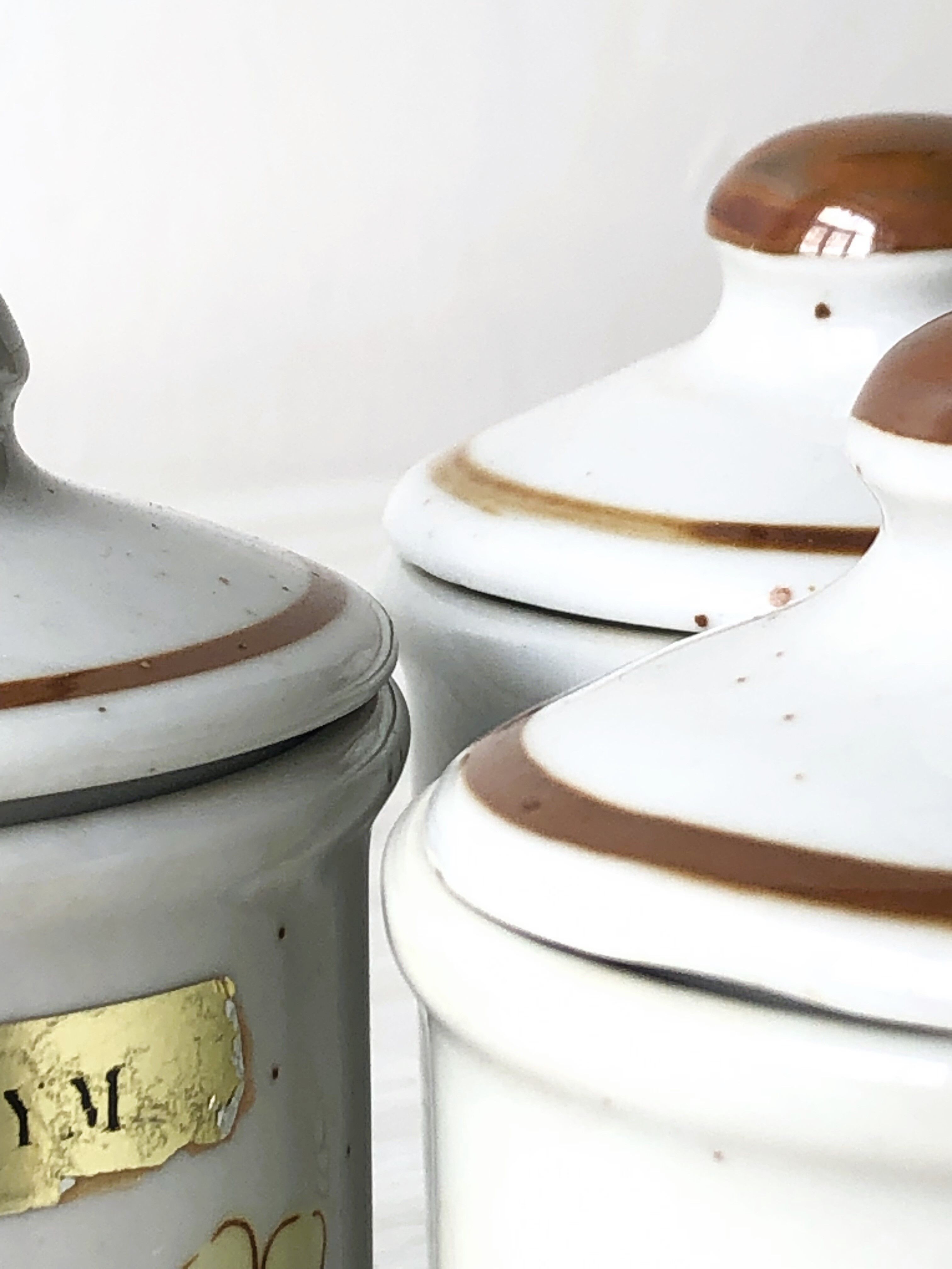 Set of 3 speckled ceramic spice jars with lids - In very good condition