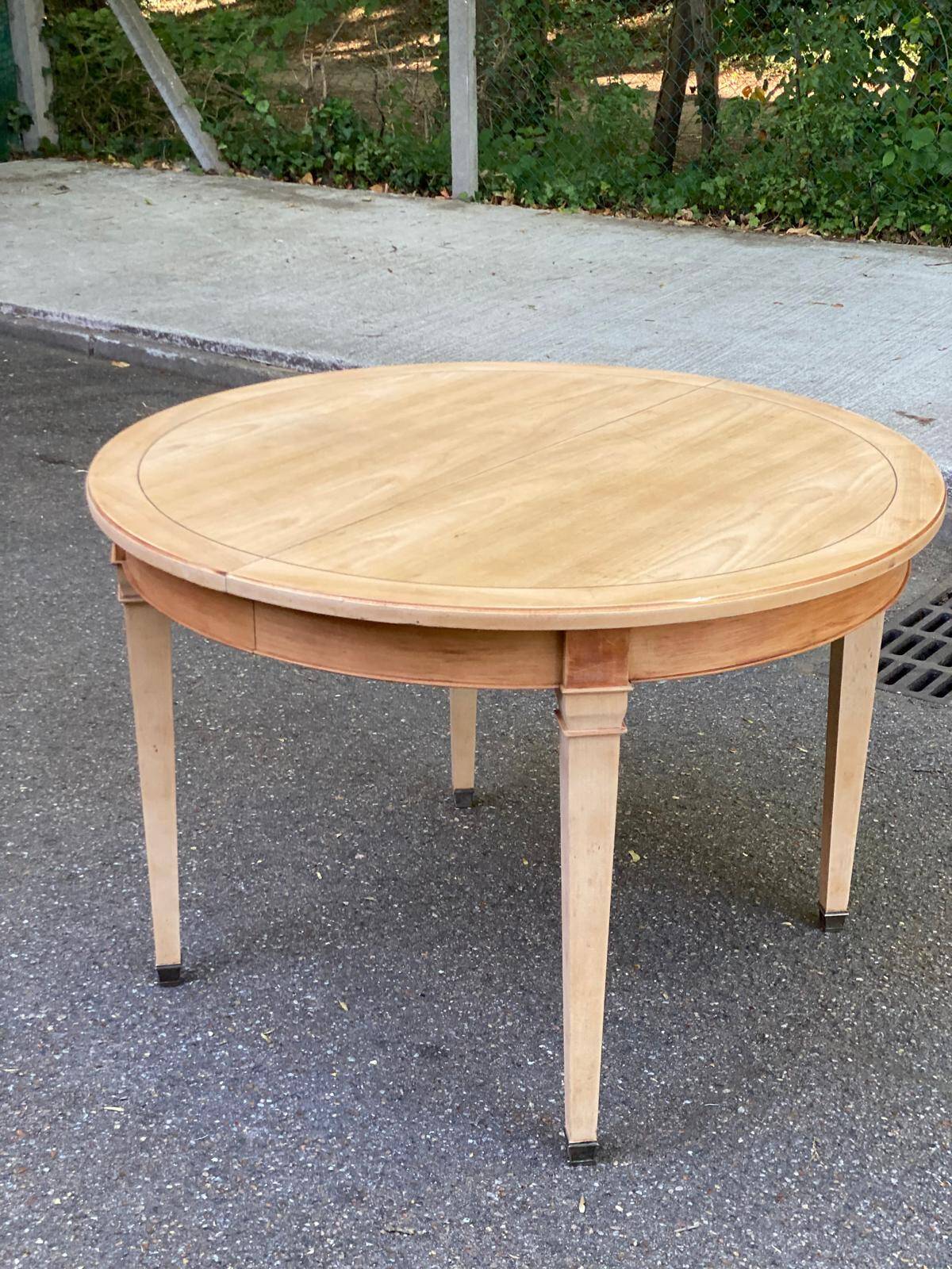Table ronde extensible style Directoire rénovée en bois clair  avec 2 rallo