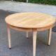 Table ronde extensible style Directoire rénovée en bois clair  avec 2 rallo