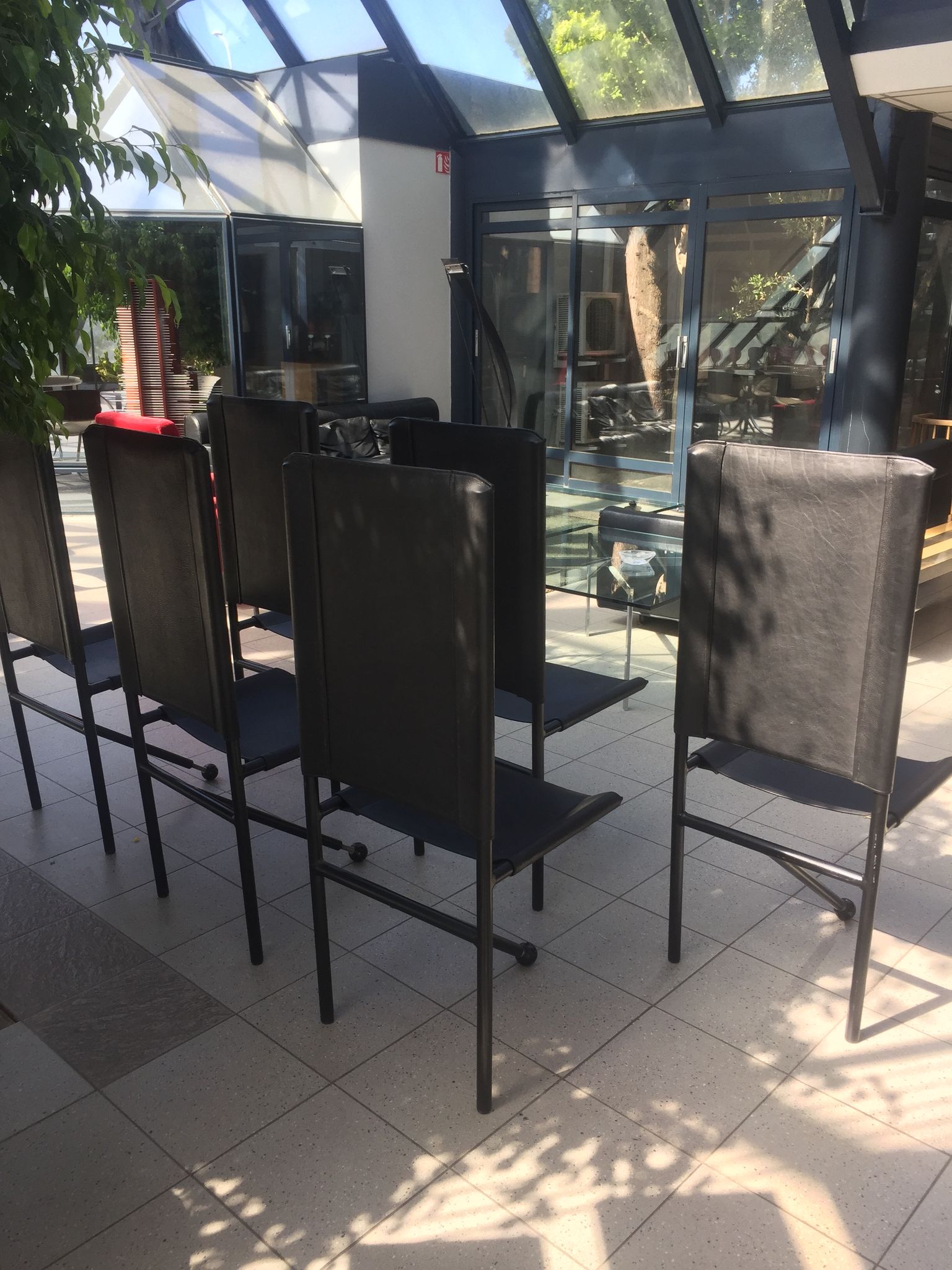 Set of 6 dining room chairs with tripod legs in grained leather and metal 1970