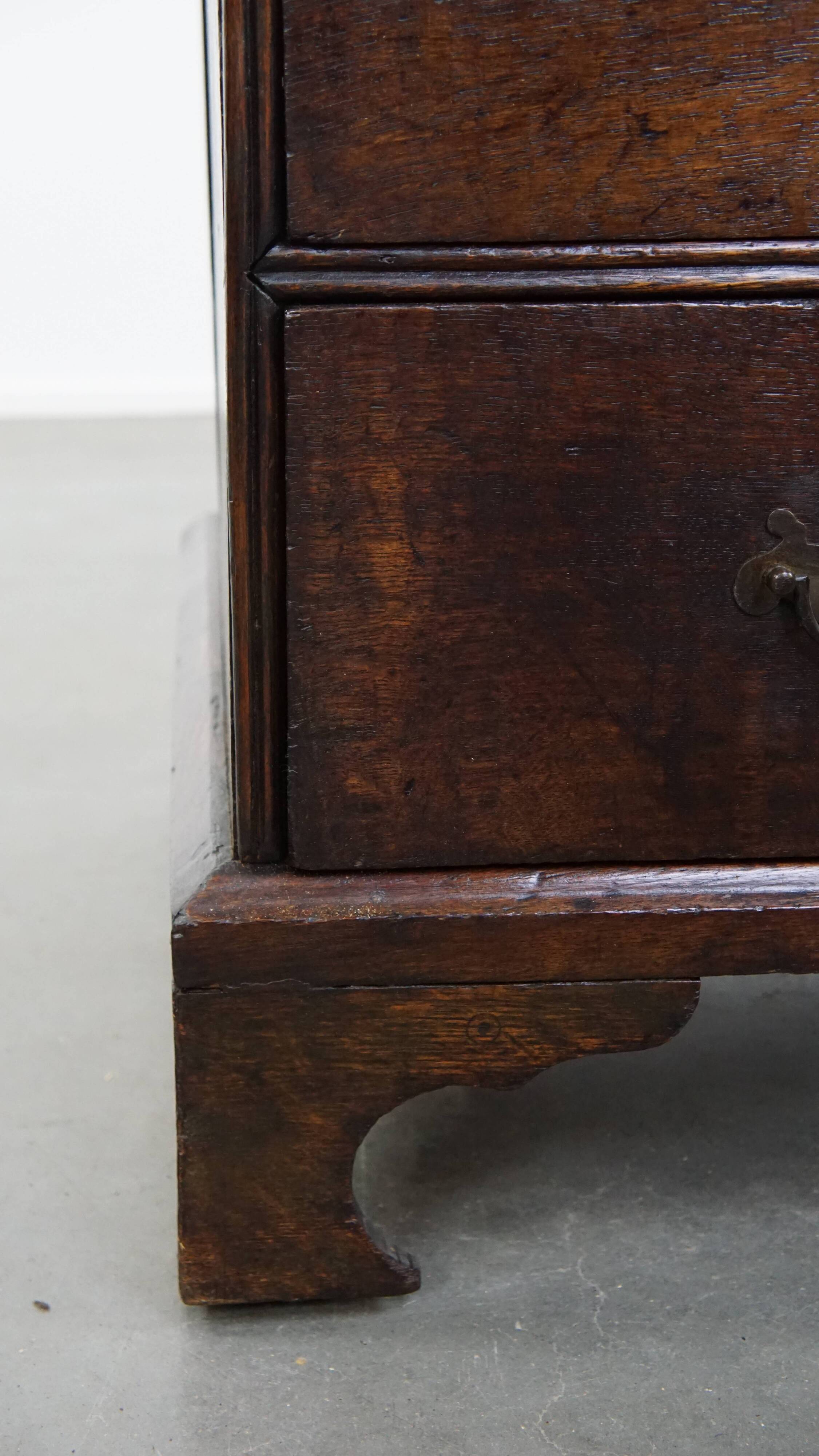 Early 18th century antique English oak chest of drawers with 5 drawers