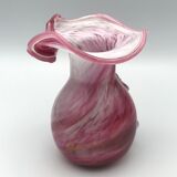 Vase en verre soufflé main nuance rose à décor sculptural de feuilles