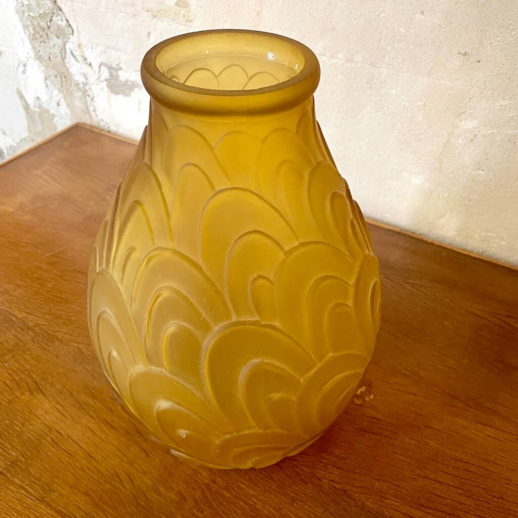 Grand vase en verre moulé art déco ambré