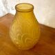 Grand vase en verre moulé art déco ambré