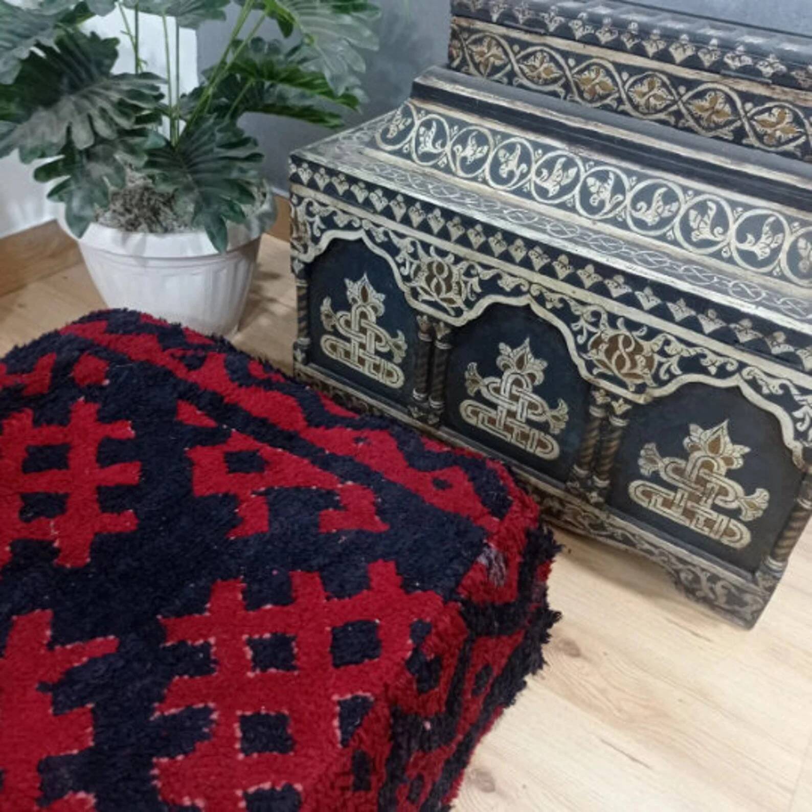 Handmade Berber pouf in wool 60 X 60 X 20 CM