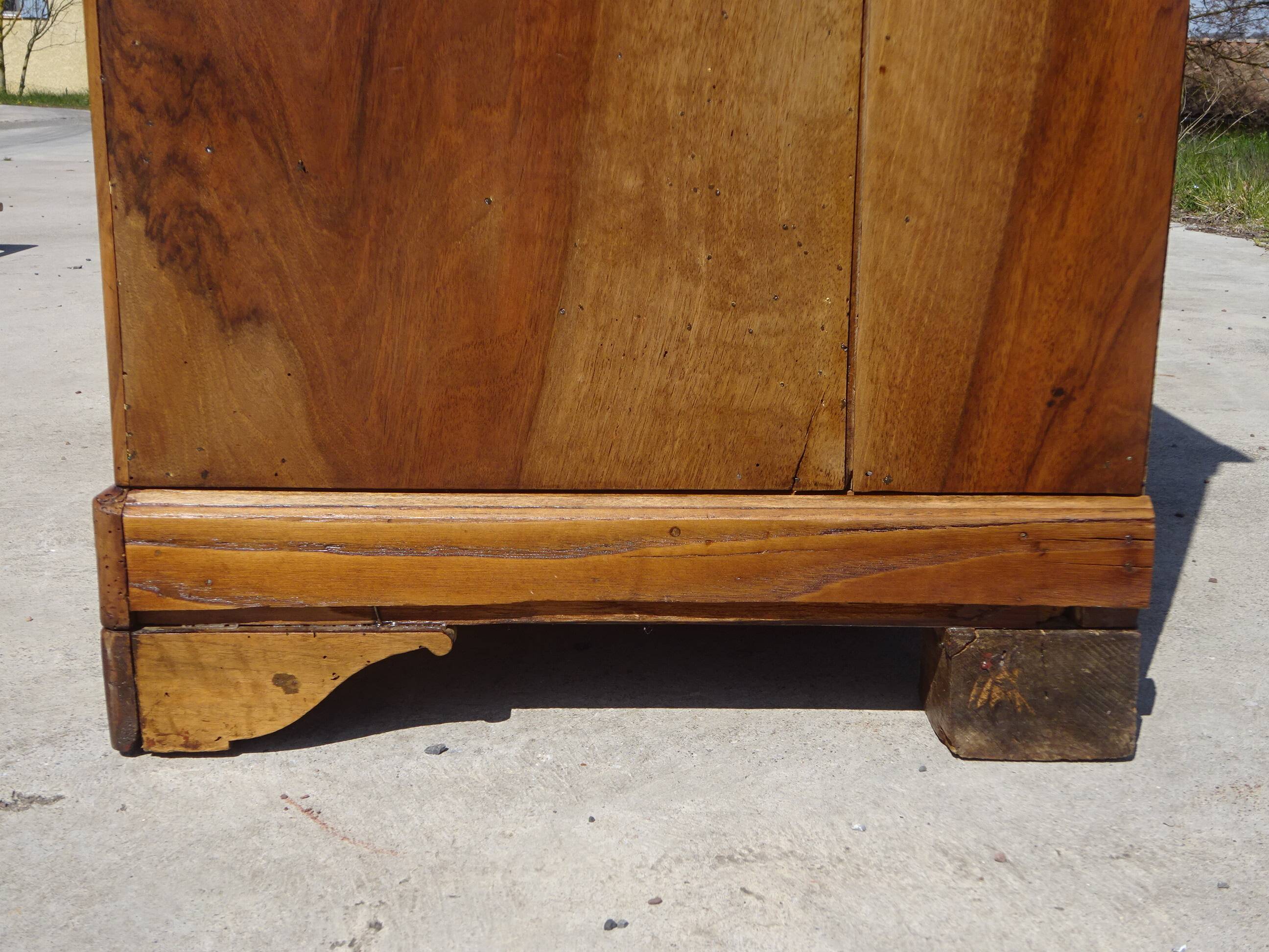 Antique Louis Philippe chest of drawers made entirely of walnut.