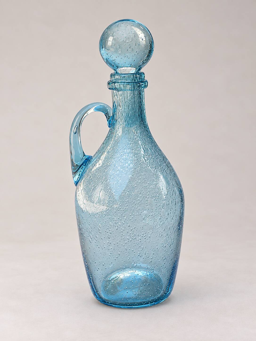 Carafe vintage en verre bullé bleu avec bouchon