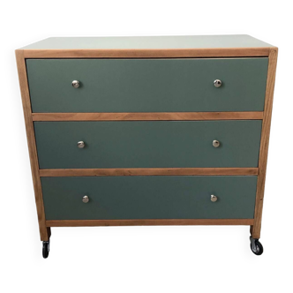 Chest of drawers on wheels