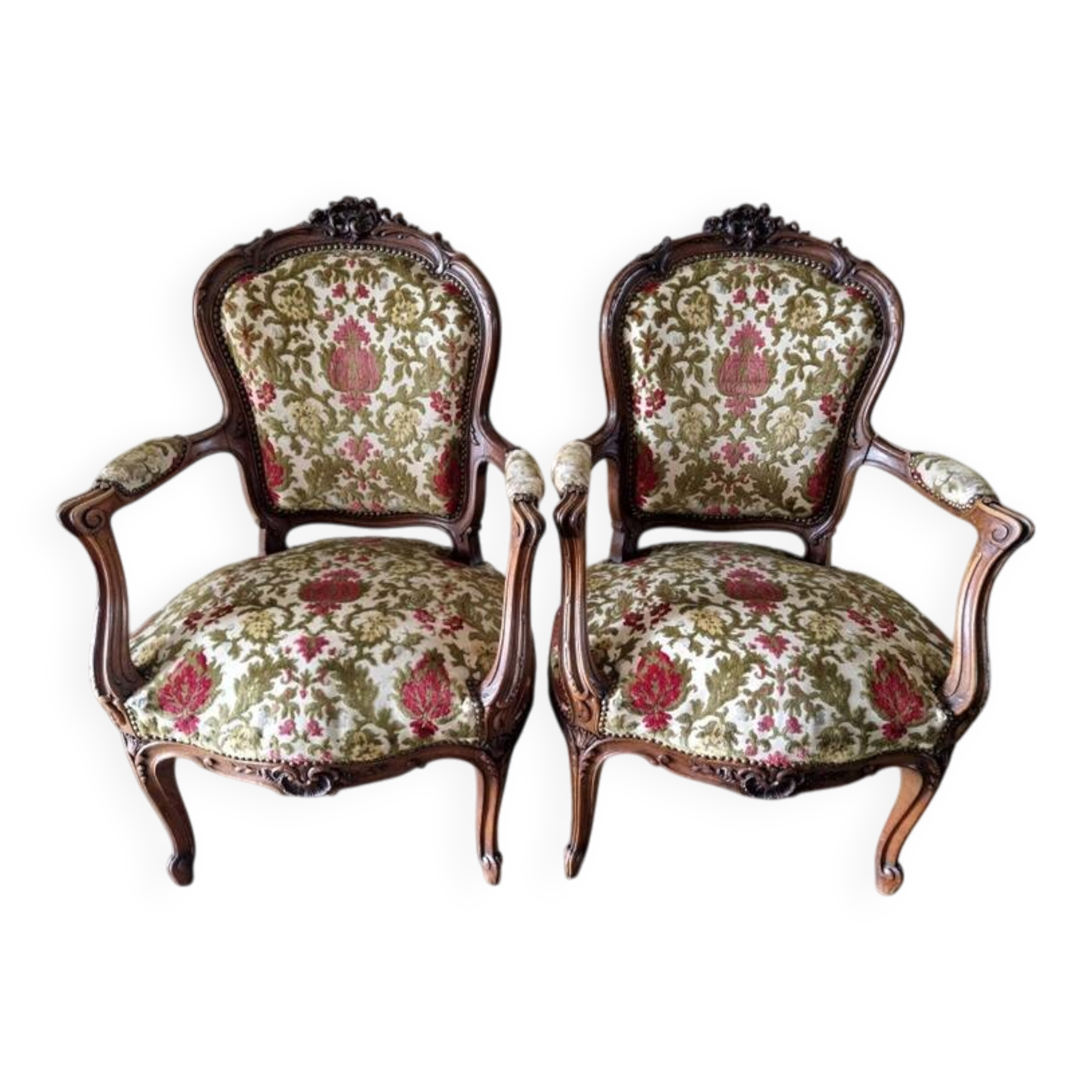 Paire de fauteuils cabriolets de style Louis XV en bois mouluré