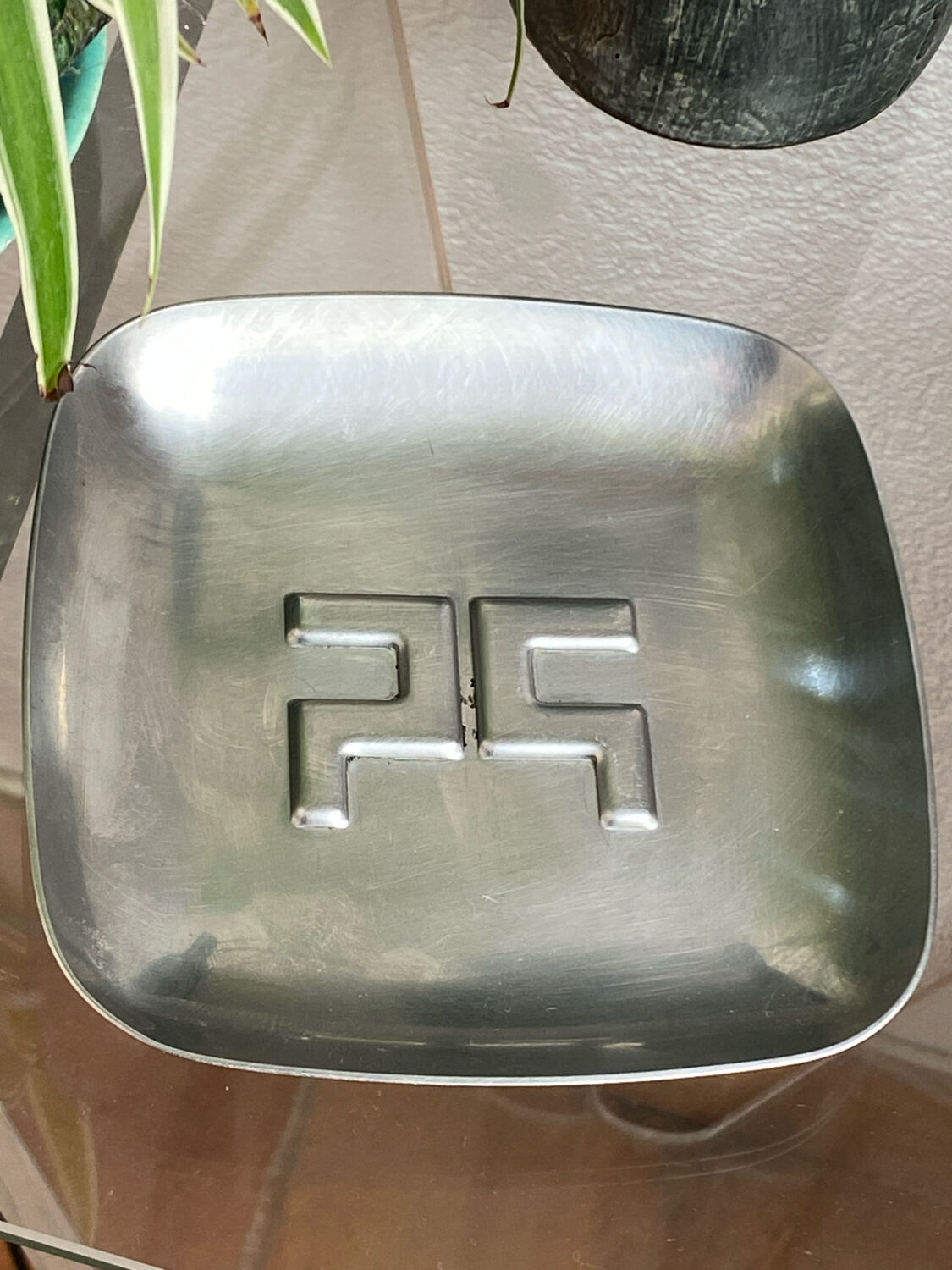 Vide-poche monogrammé en acier, années 70