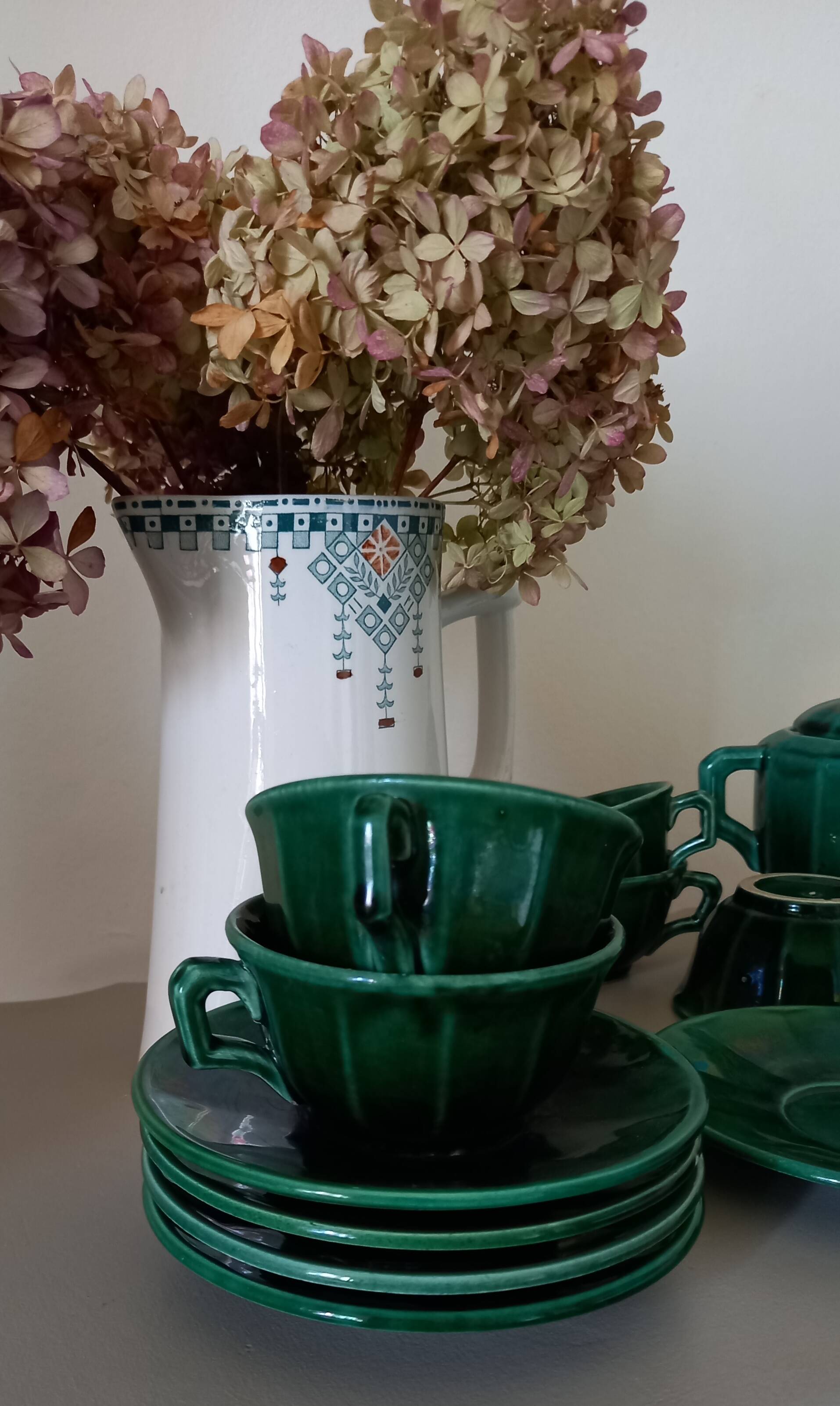 Iridescent green tea or coffee service in Lunéville K&G earthenware. 6 cups and an Art Deco sugar bowl