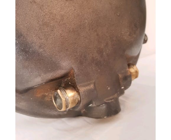 Cast-by-window industrial lamp