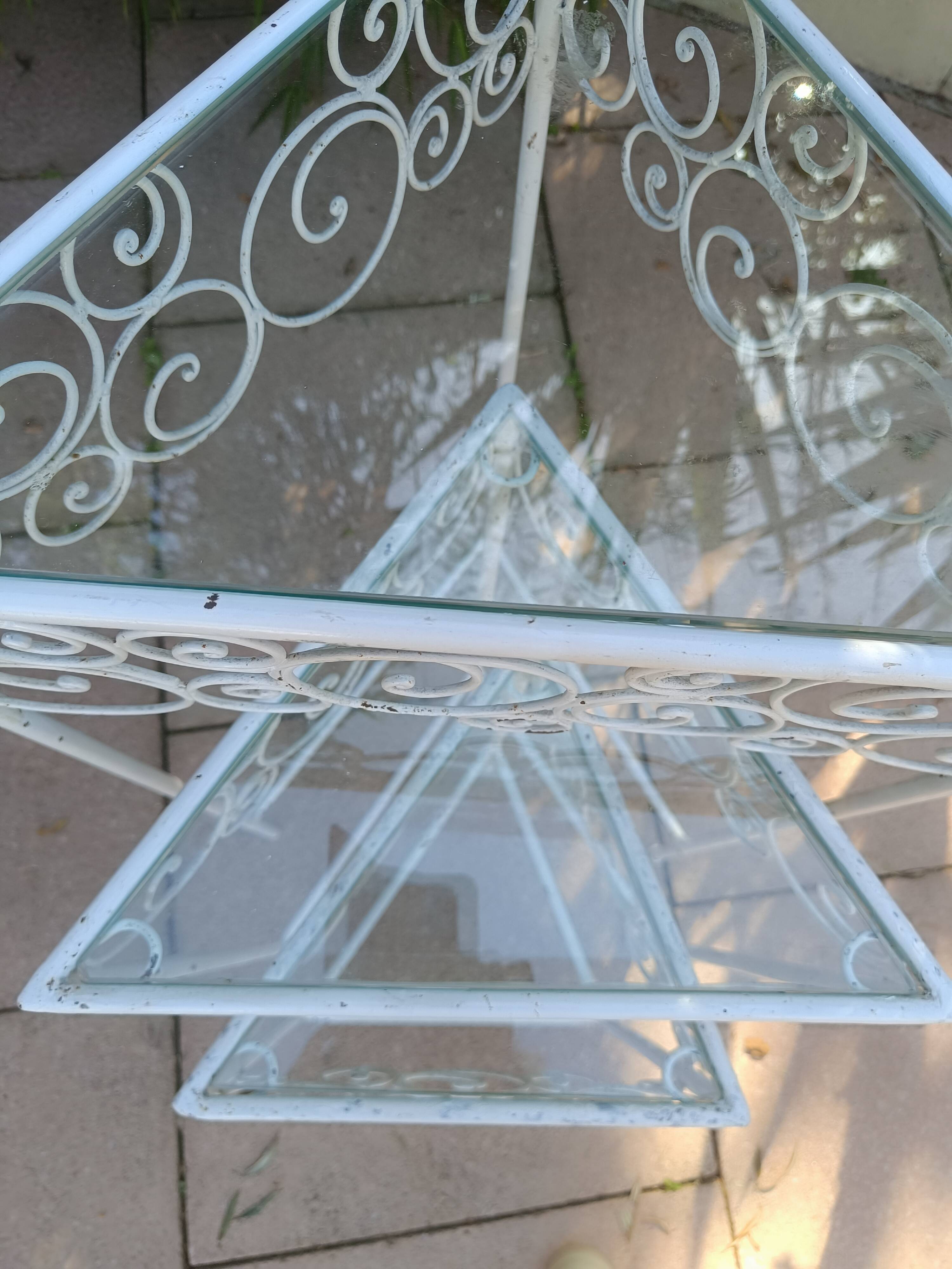 3 nesting tables in white wrought iron. Beveled glass.