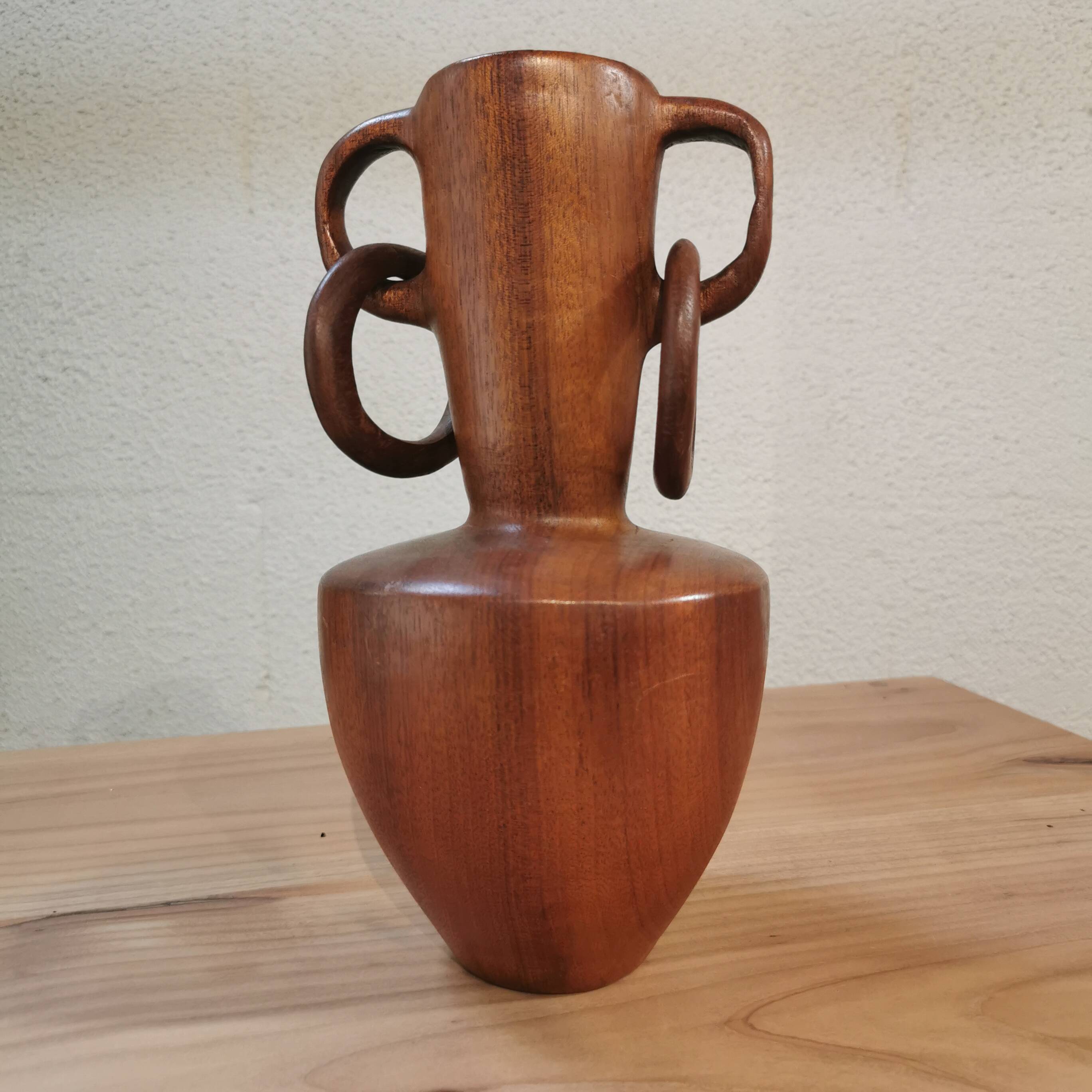 vase en bois sculpté dans la masse