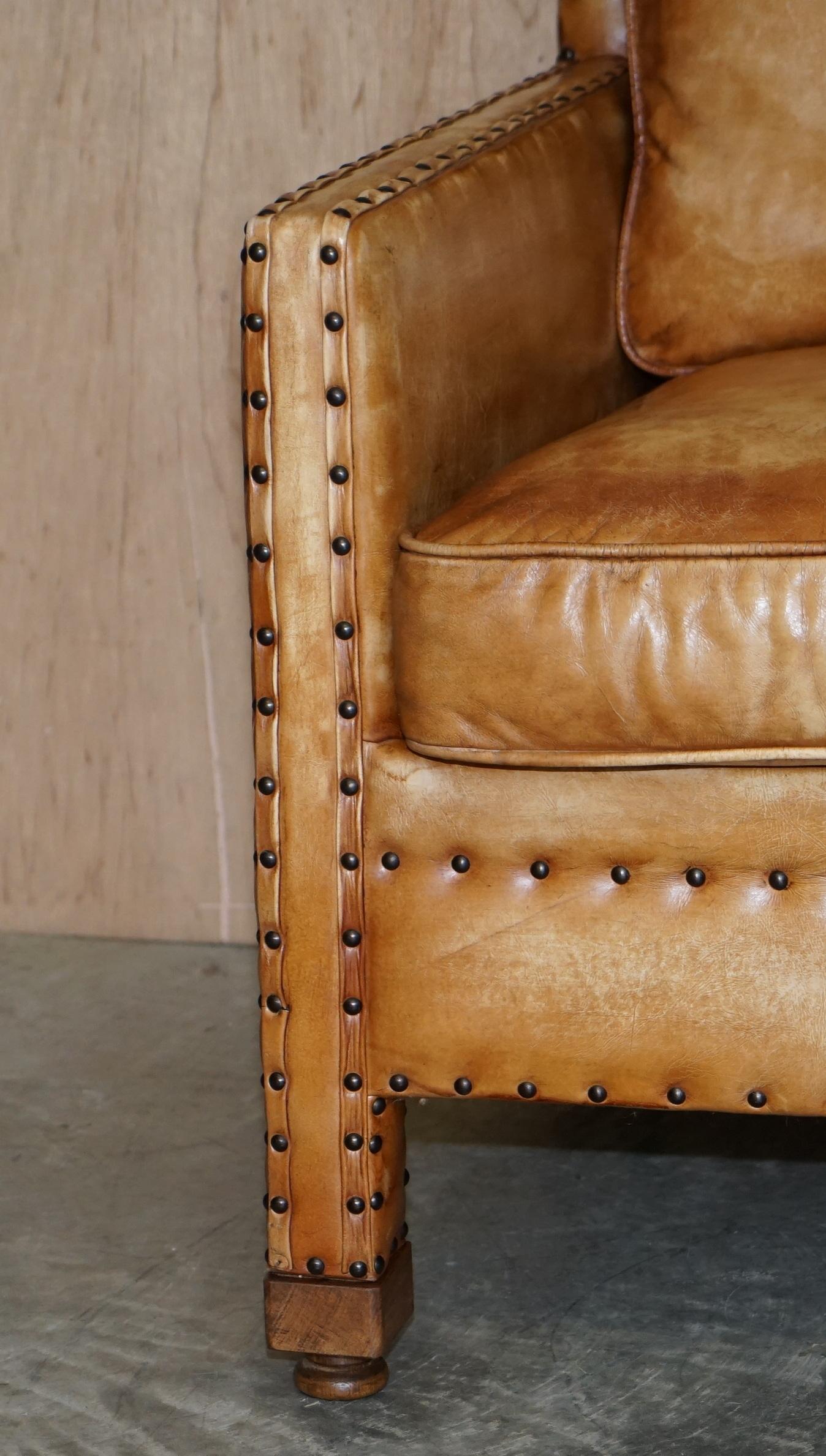 Three-seater leather canapé in Edwardian style with studs.
