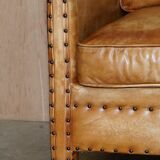 Three-seater leather canapé in Edwardian style with studs.