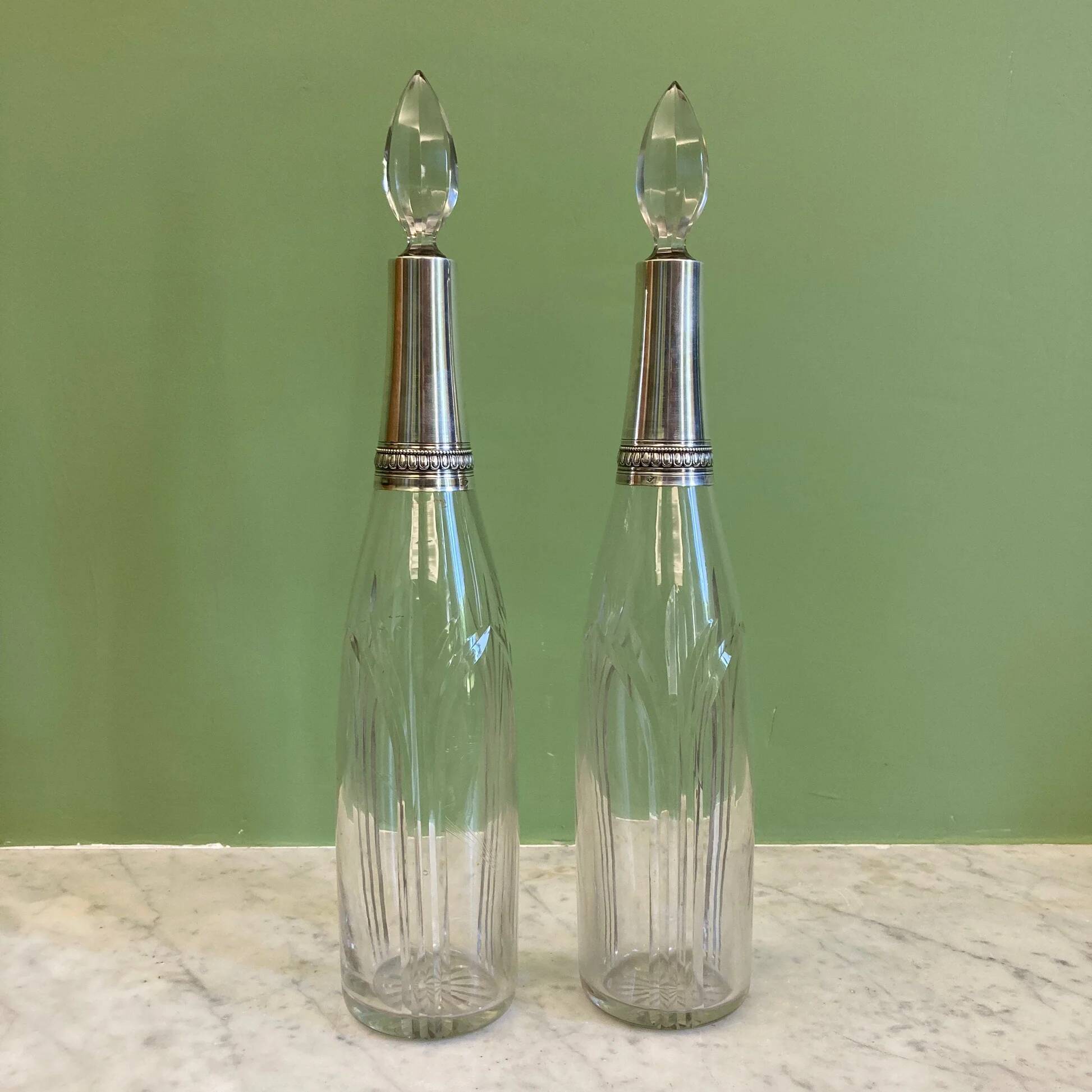 Beautiful pair of decanters from around 1910 in crystal and solid silver.