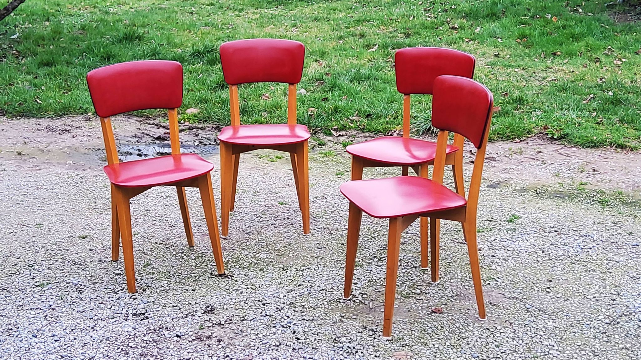 Set of 4 vintage chairs from the 50s in blond beech and red leatherette