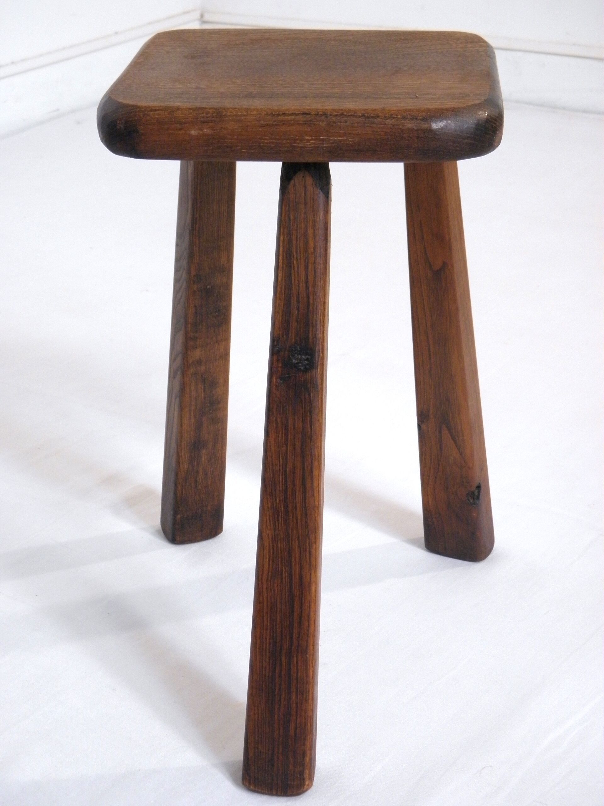 Tabouret tripode en bois