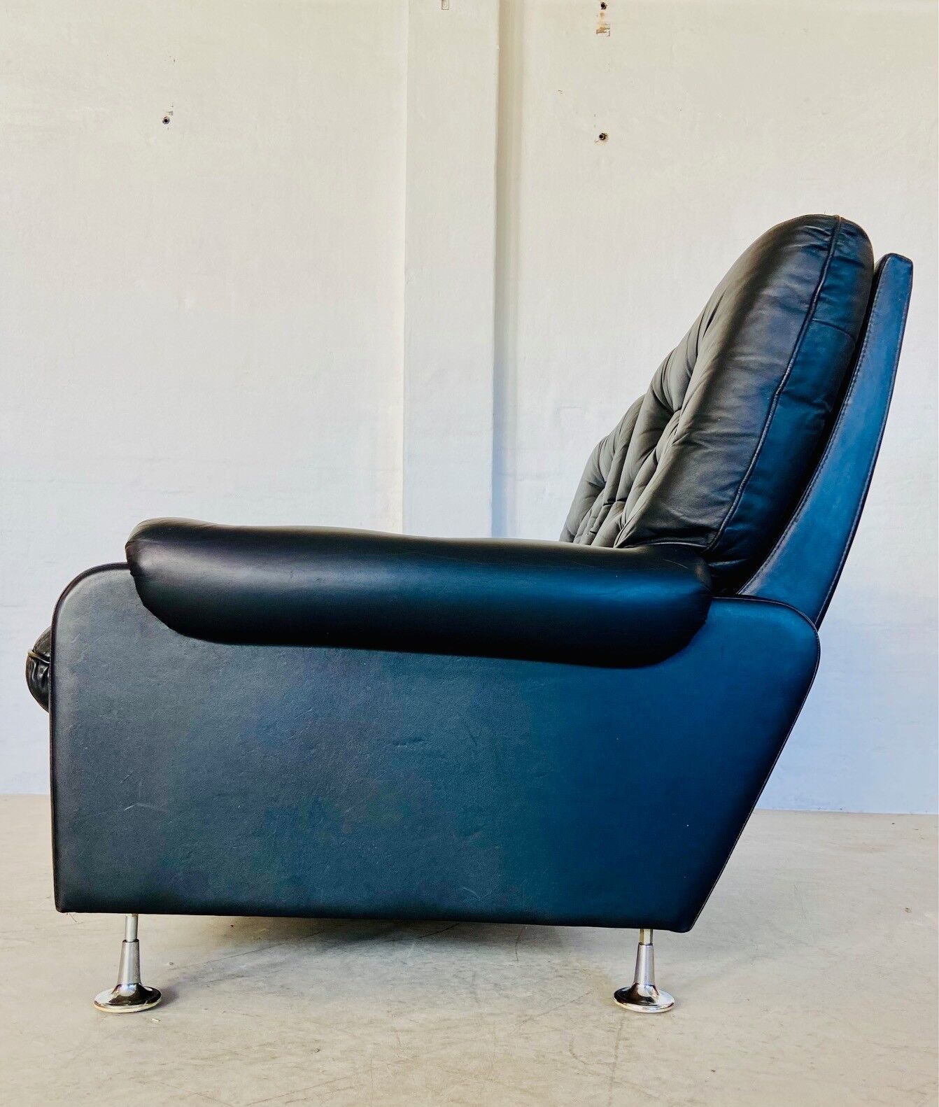 Canapé en cuir noir à boutons, vintage rétro danois pour 2 personnes, années 1970.