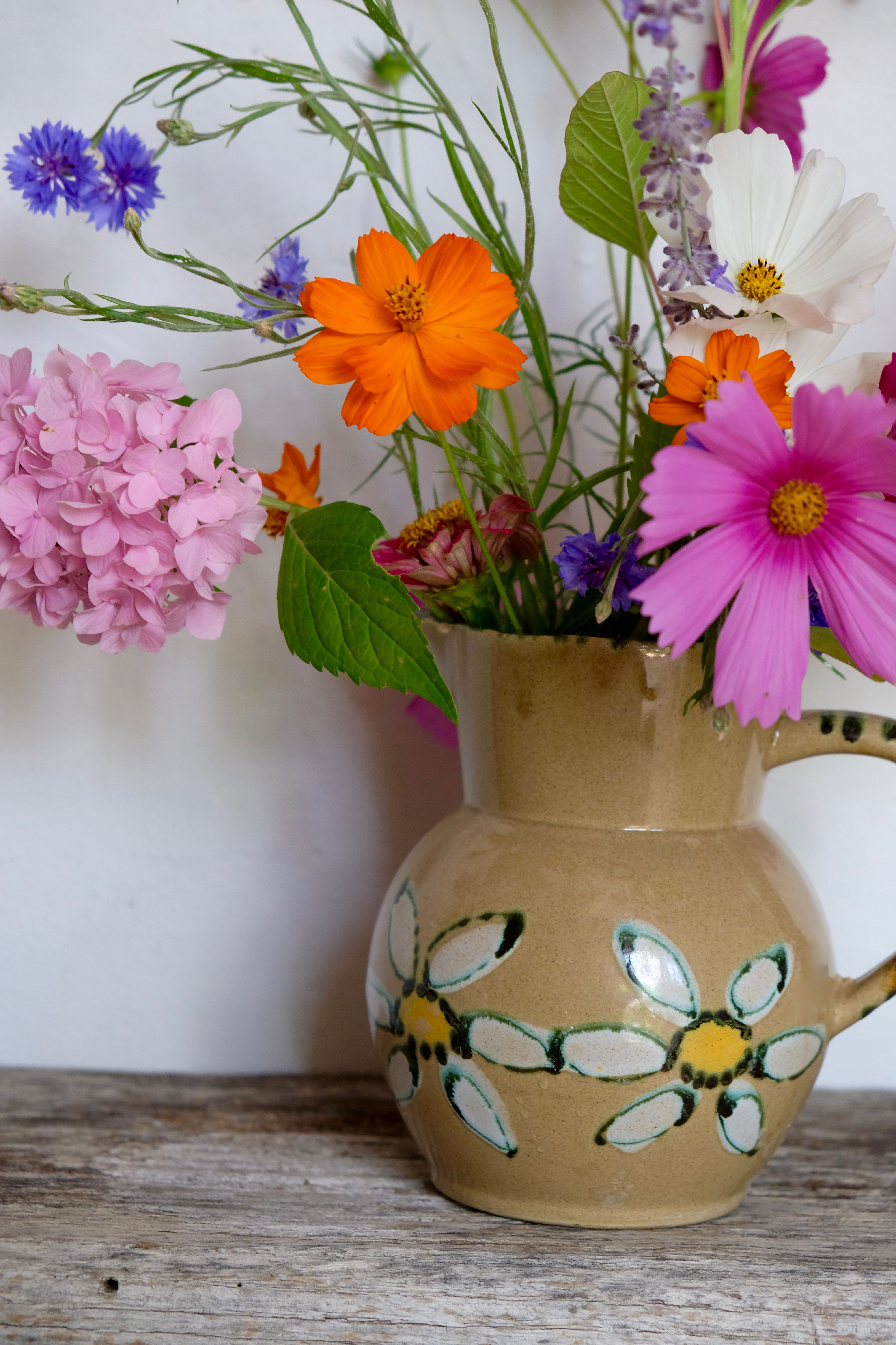 Water pitcher vase old décor daisies
