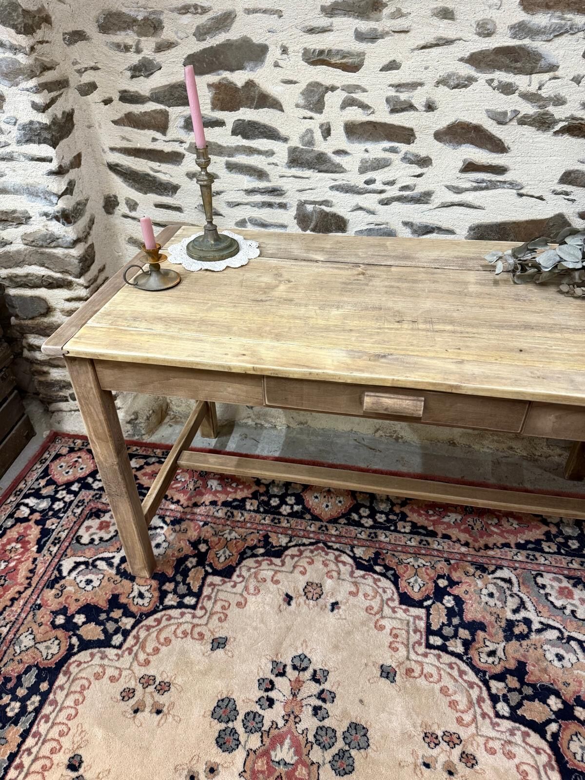 Jolie table ou bureau en bois décapé