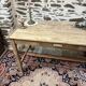 Jolie table ou bureau en bois décapé