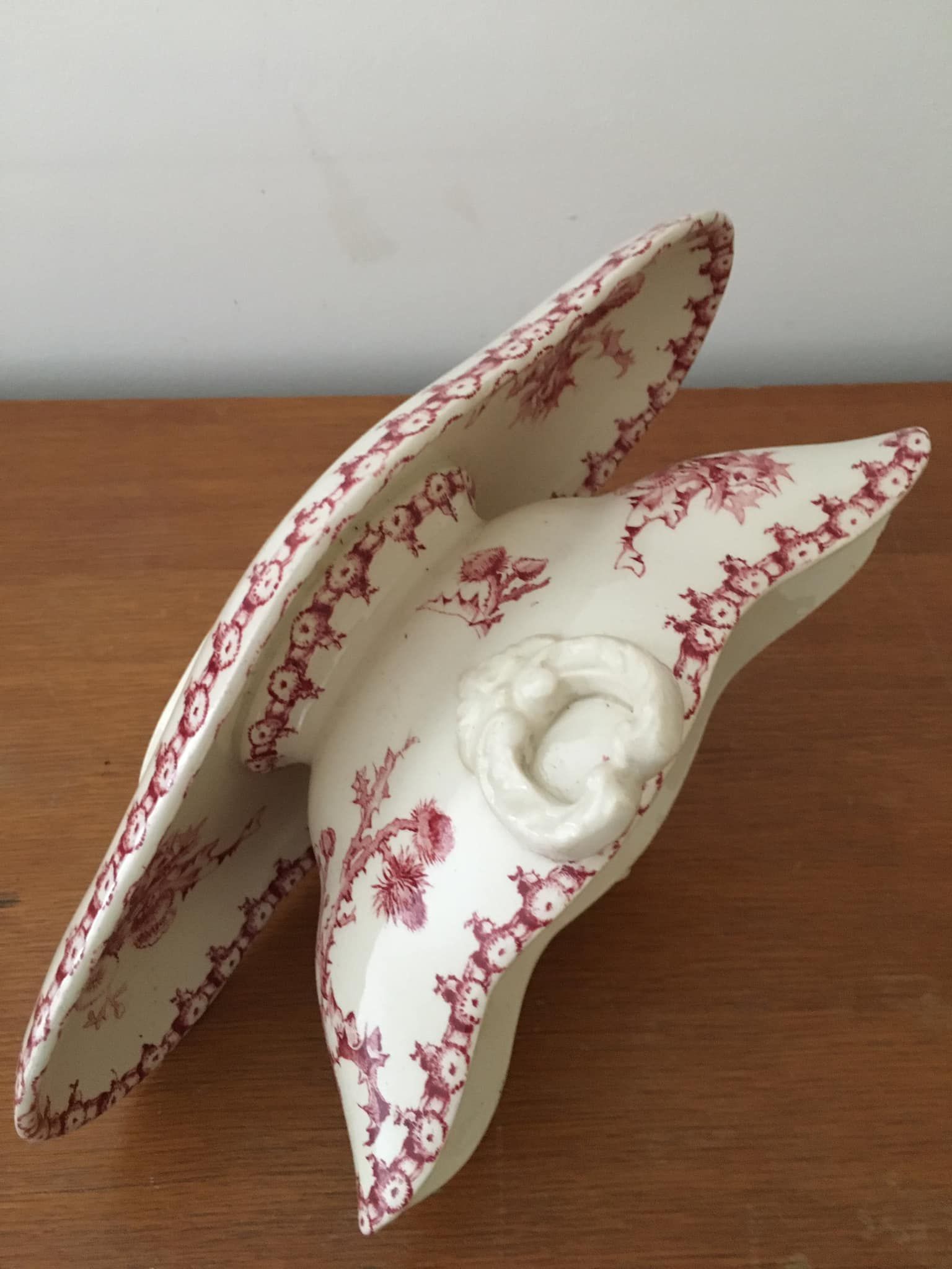 Sauce boat in opaque porcelain by gien, model "thistles". old pink color.