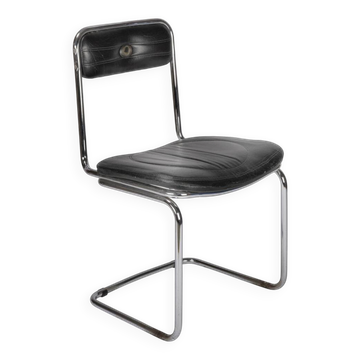 Chaise tube avec base en acier chromé et assise et dossier en simili cuir noir doux.