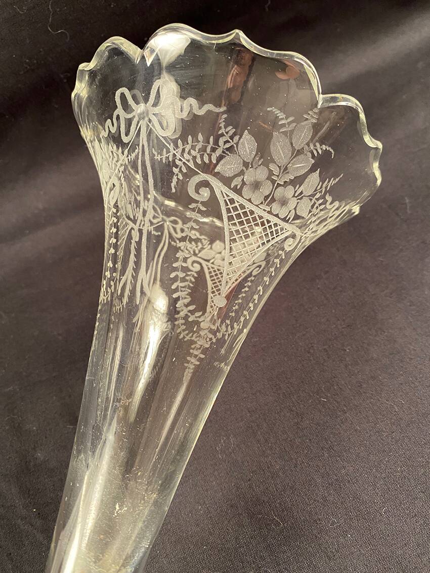 Cornet vase in gilded bronze and engraved crystal