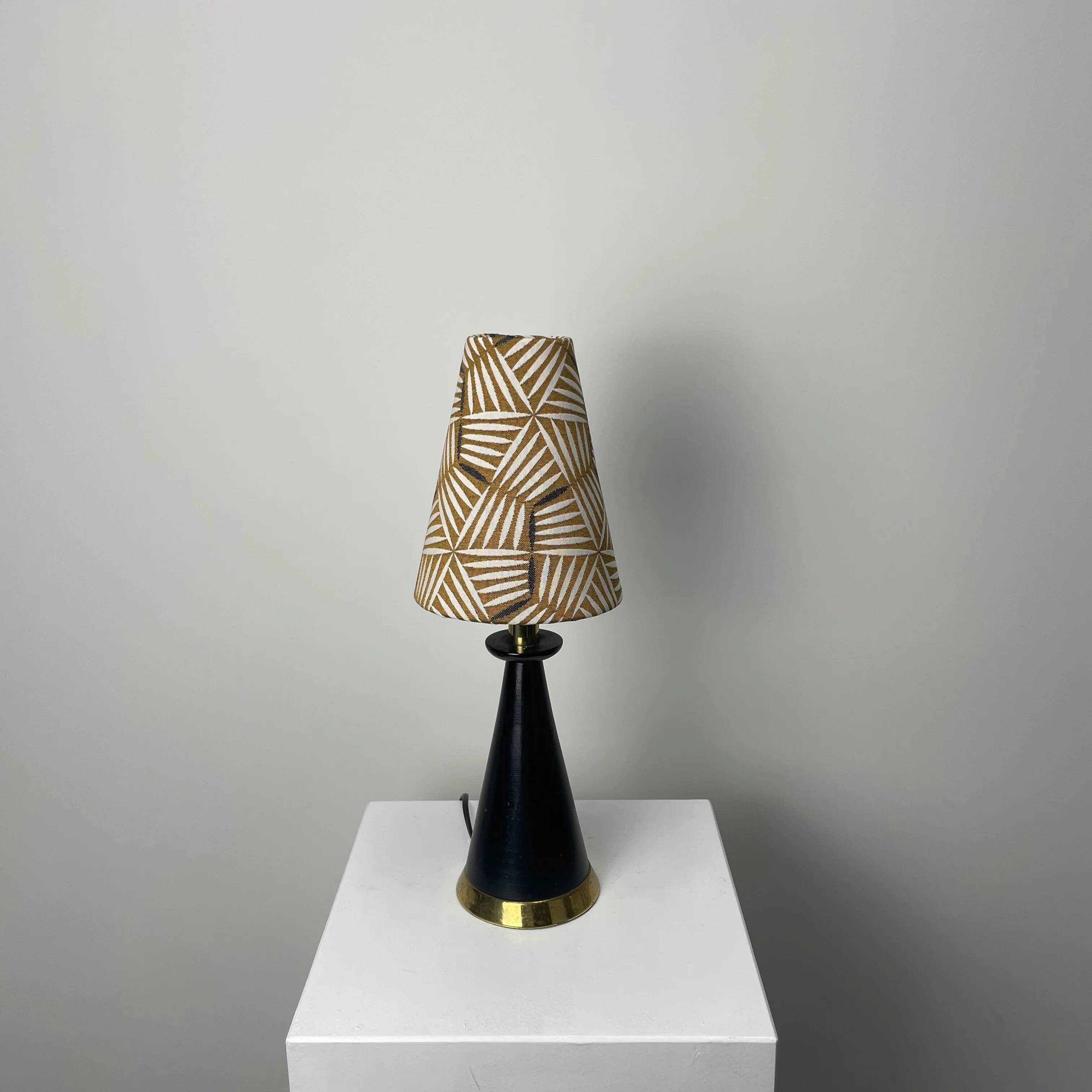 Conical table lamp in brass and wood, Italy 1960