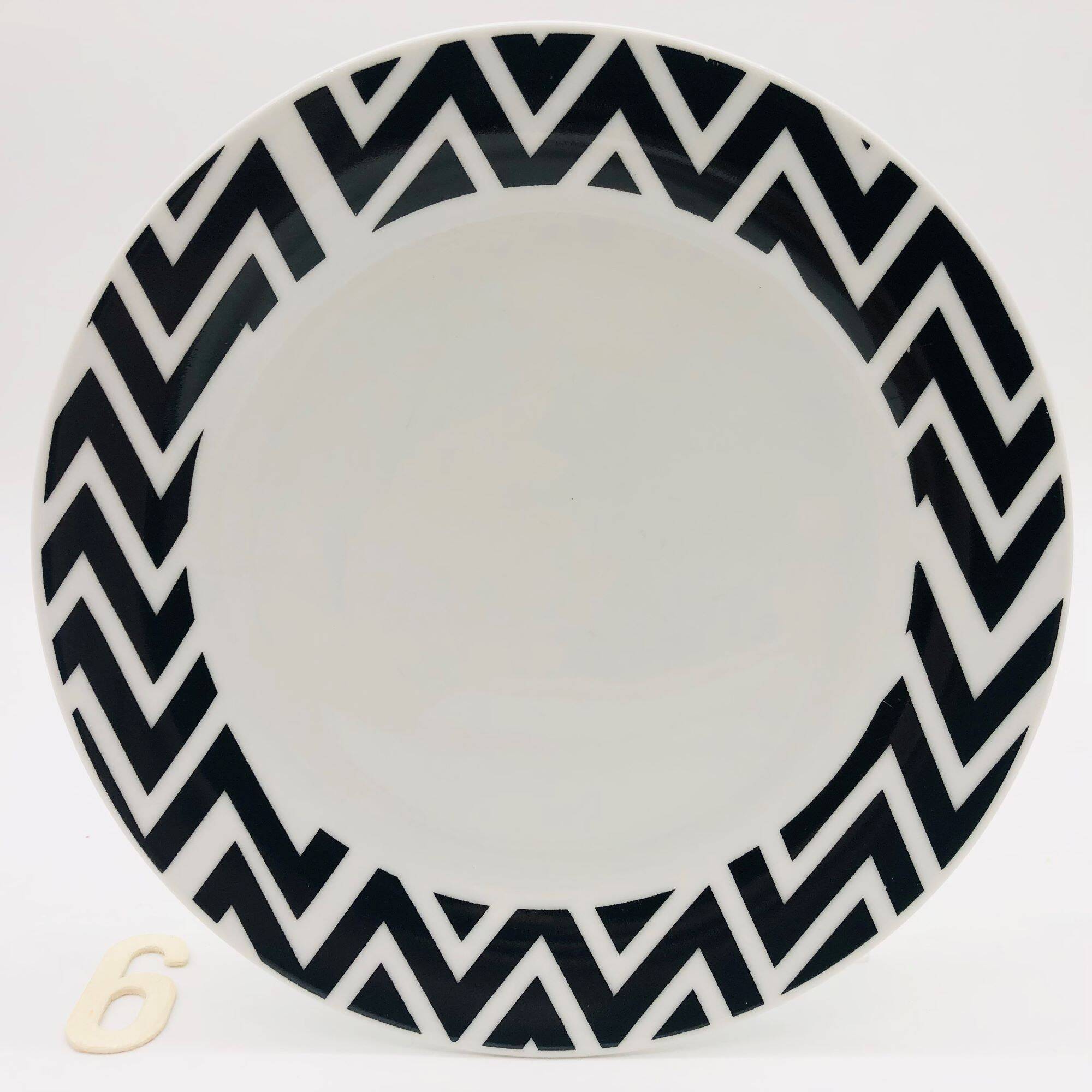 6 Porcelain dessert plates. Monochrome.