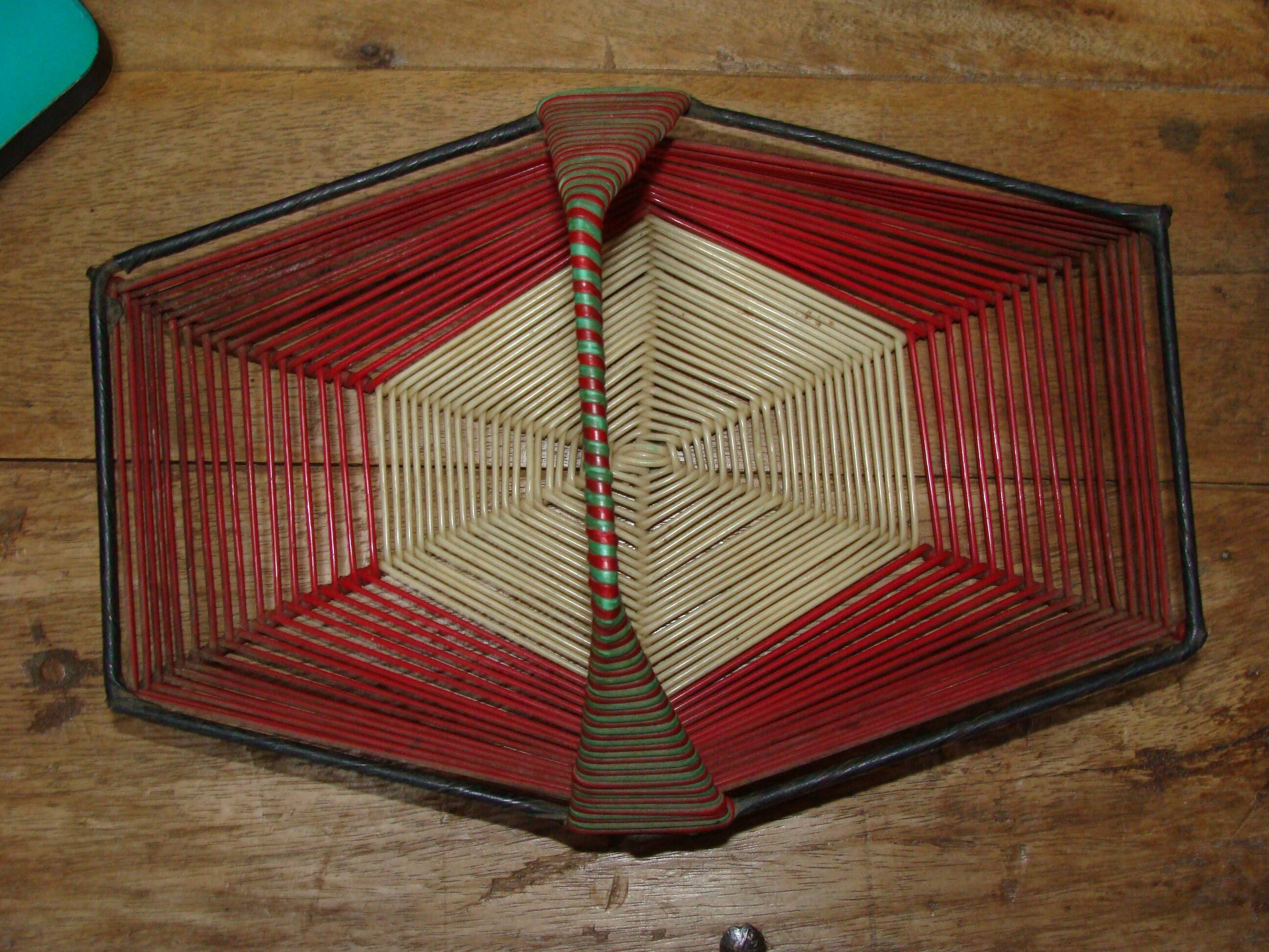 Vintage scoubidou table basket