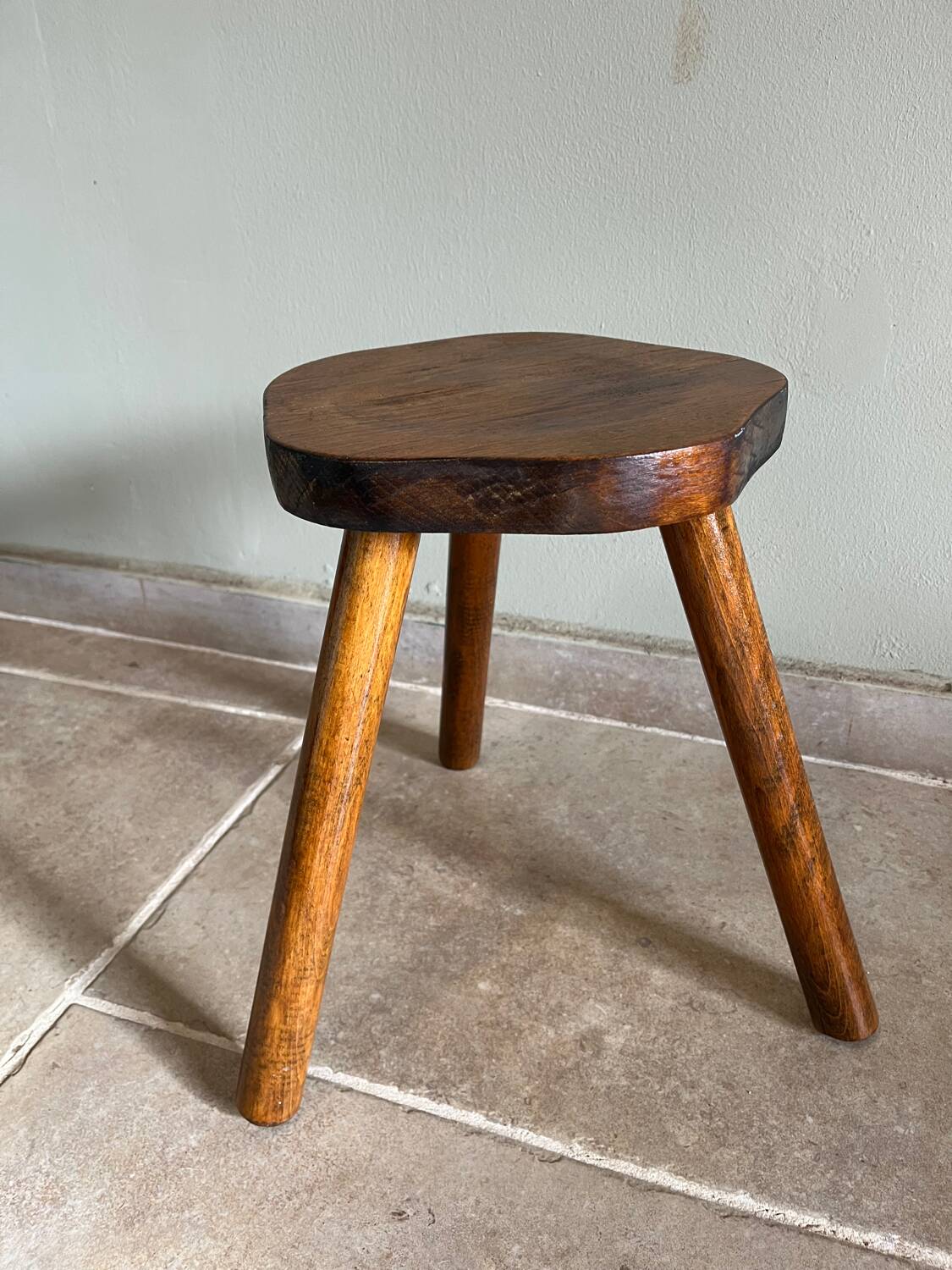 Tabouret tripode 